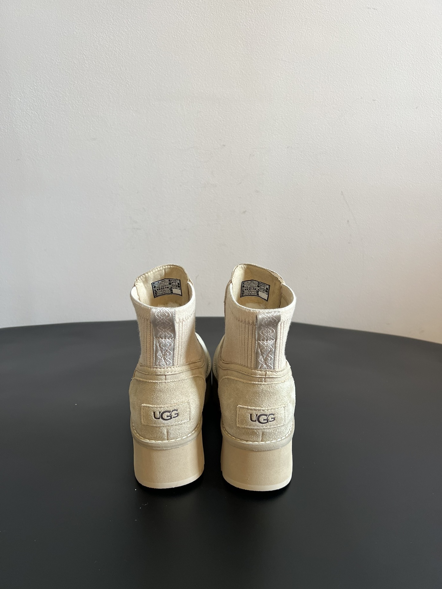 UG* 秋季高帮城市方克短靴鞋面采用麂皮材质，触感柔软且富有质感；鞋口的针织弹力布设计，既贴合脚踝又能锁