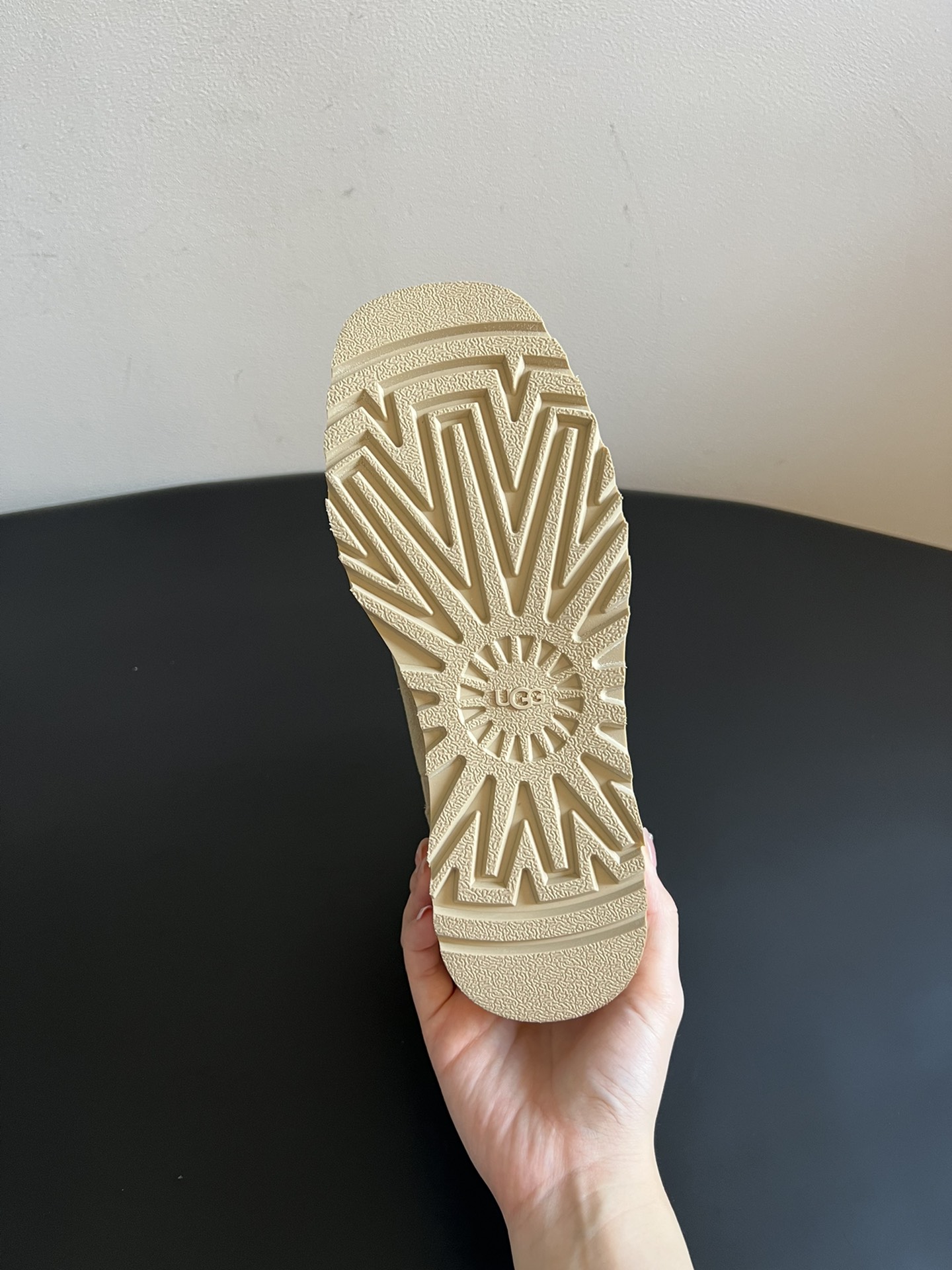 UG* 秋季高帮城市方克短靴鞋面采用麂皮材质，触感柔软且富有质感；鞋口的针织弹力布设计，既贴合脚踝又能锁