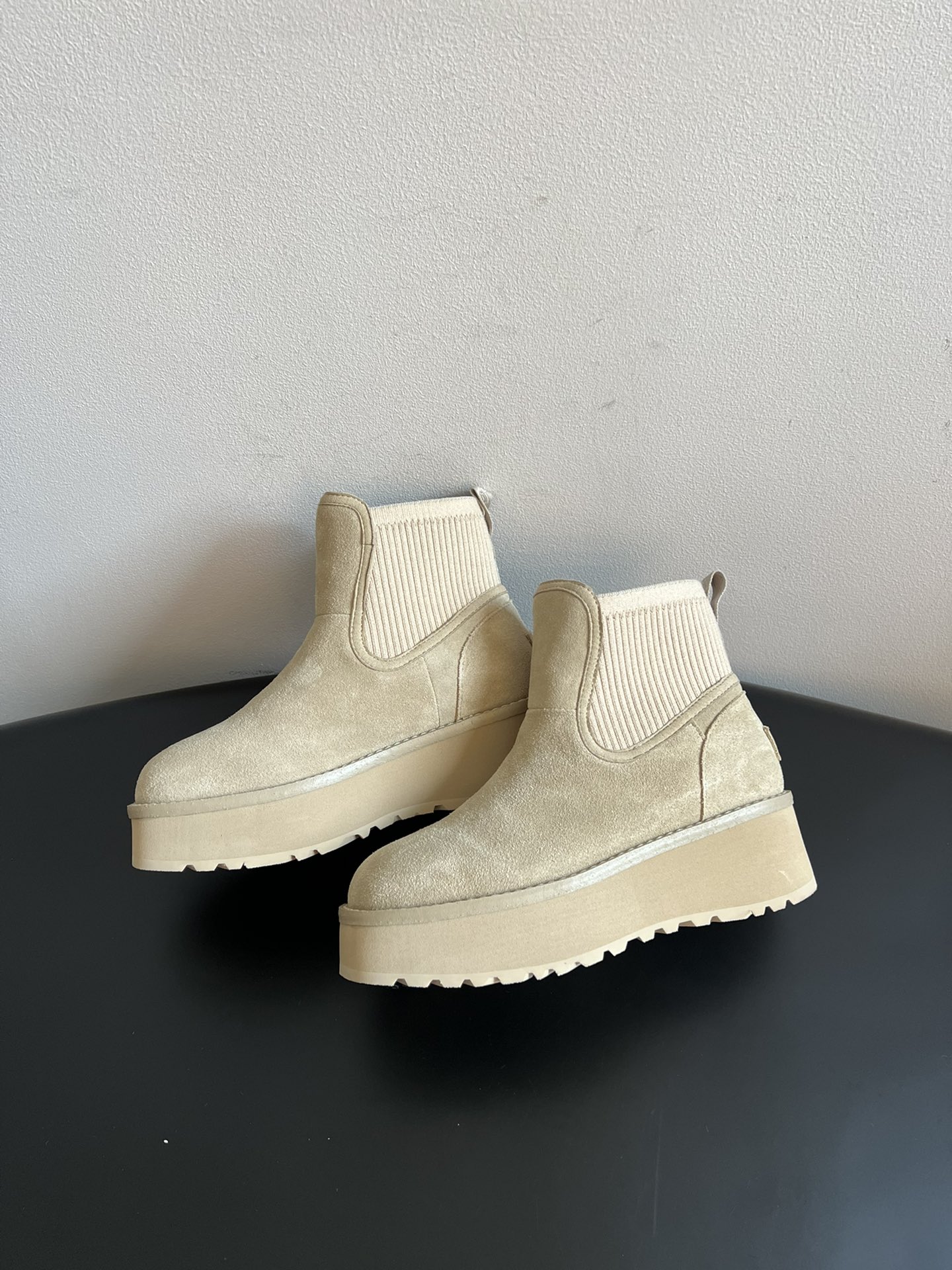 UG* 秋季高帮城市方克短靴鞋面采用麂皮材质，触感柔软且富有质感；鞋口的针织弹力布设计，既贴合脚踝又能锁