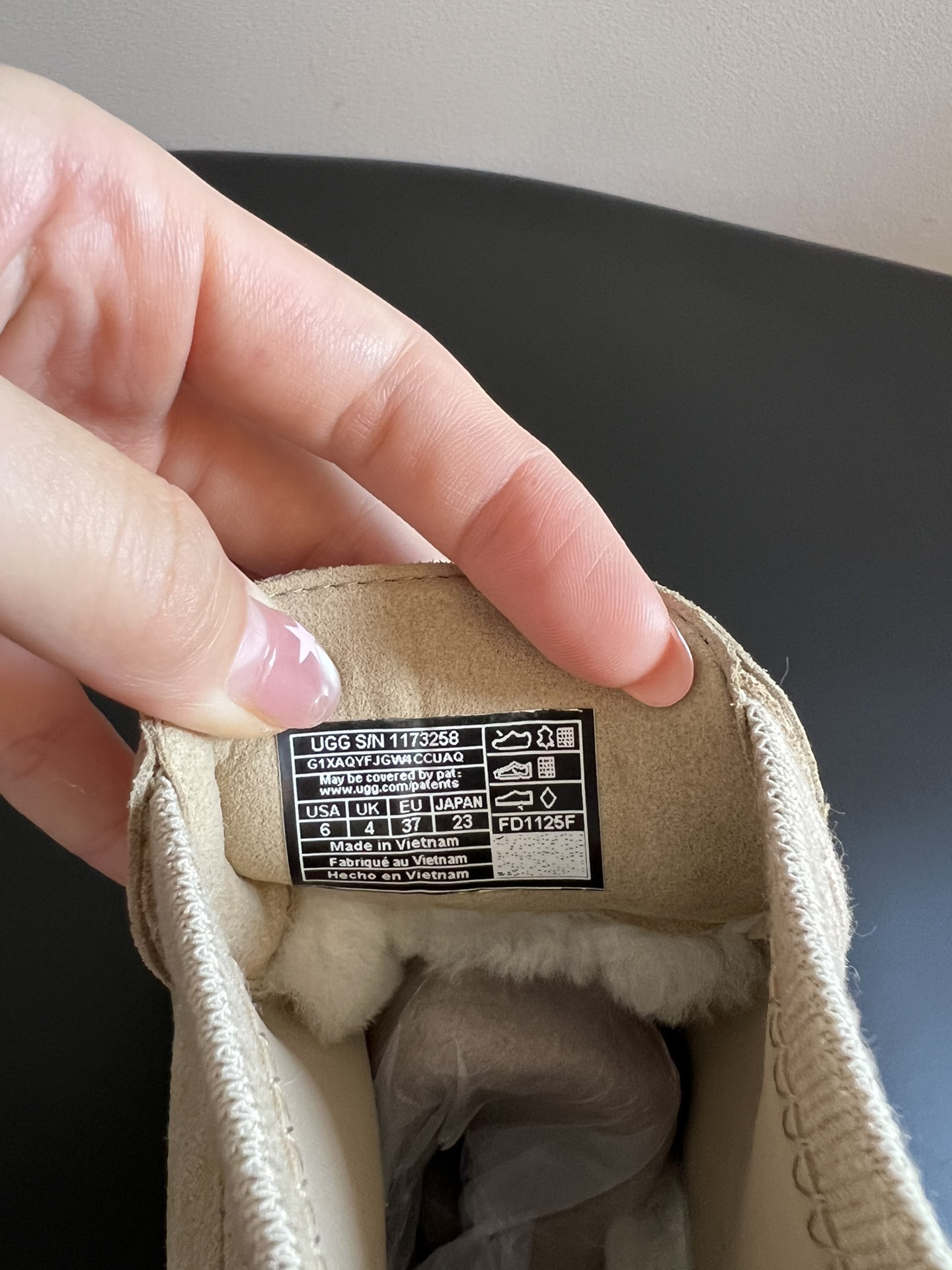 UG* 秋季高帮城市方克短靴鞋面采用麂皮材质，触感柔软且富有质感；鞋口的针织弹力布设计，既贴合脚踝又能锁