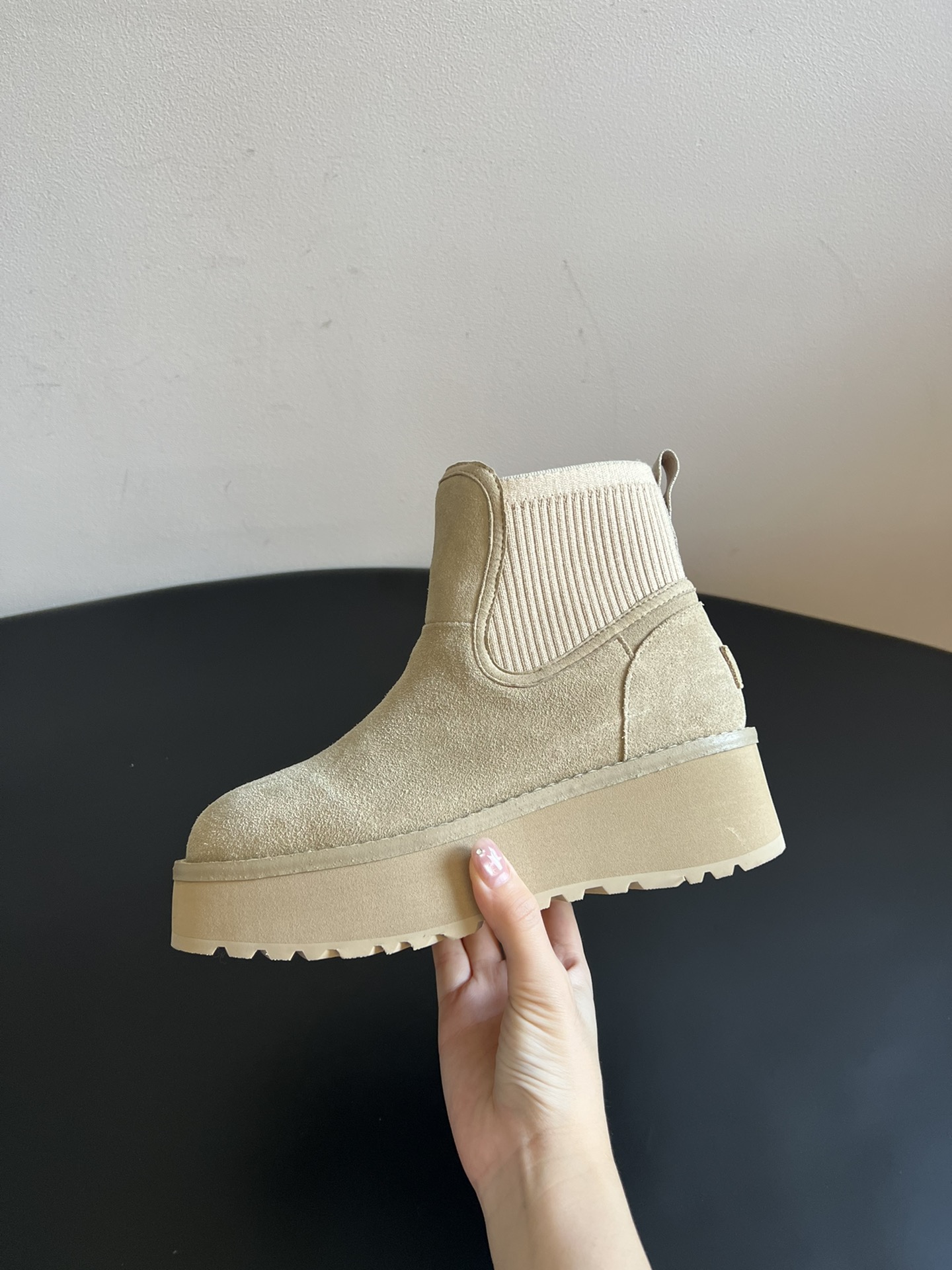 UG* 秋季高帮城市方克短靴鞋面采用麂皮材质，触感柔软且富有质感；鞋口的针织弹力布设计，既贴合脚踝又能锁