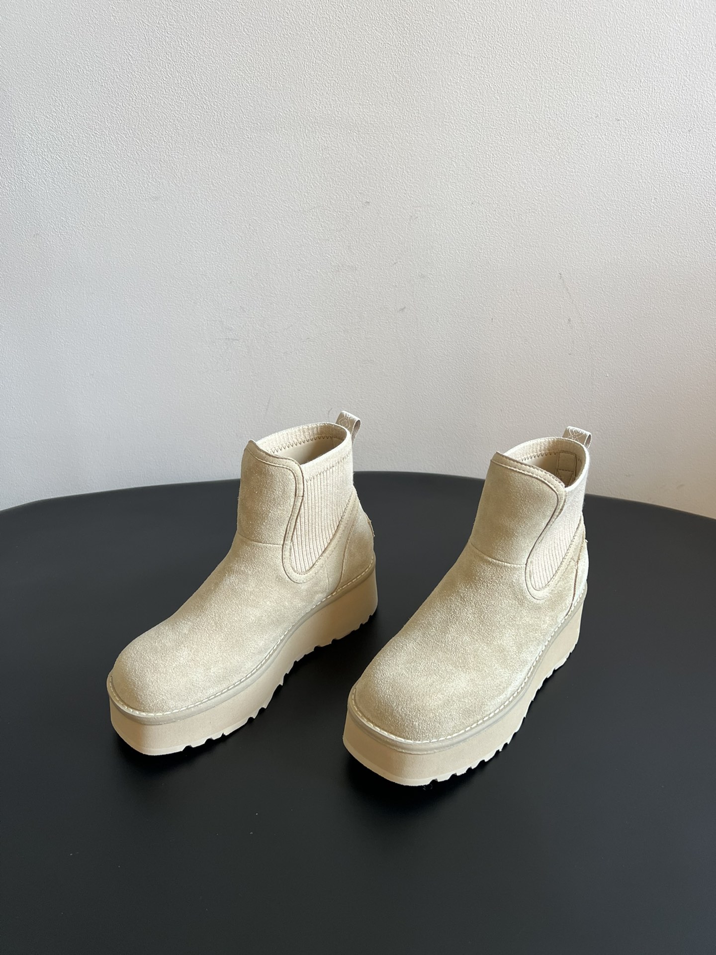 UG* 秋季高帮城市方克短靴鞋面采用麂皮材质，触感柔软且富有质感；鞋口的针织弹力布设计，既贴合脚踝又能锁