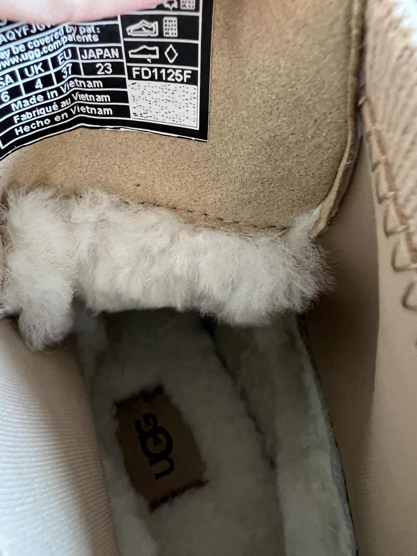 UG* 秋季高帮城市方克短靴鞋面采用麂皮材质，触感柔软且富有质感；鞋口的针织弹力布设计，既贴合脚踝又能锁