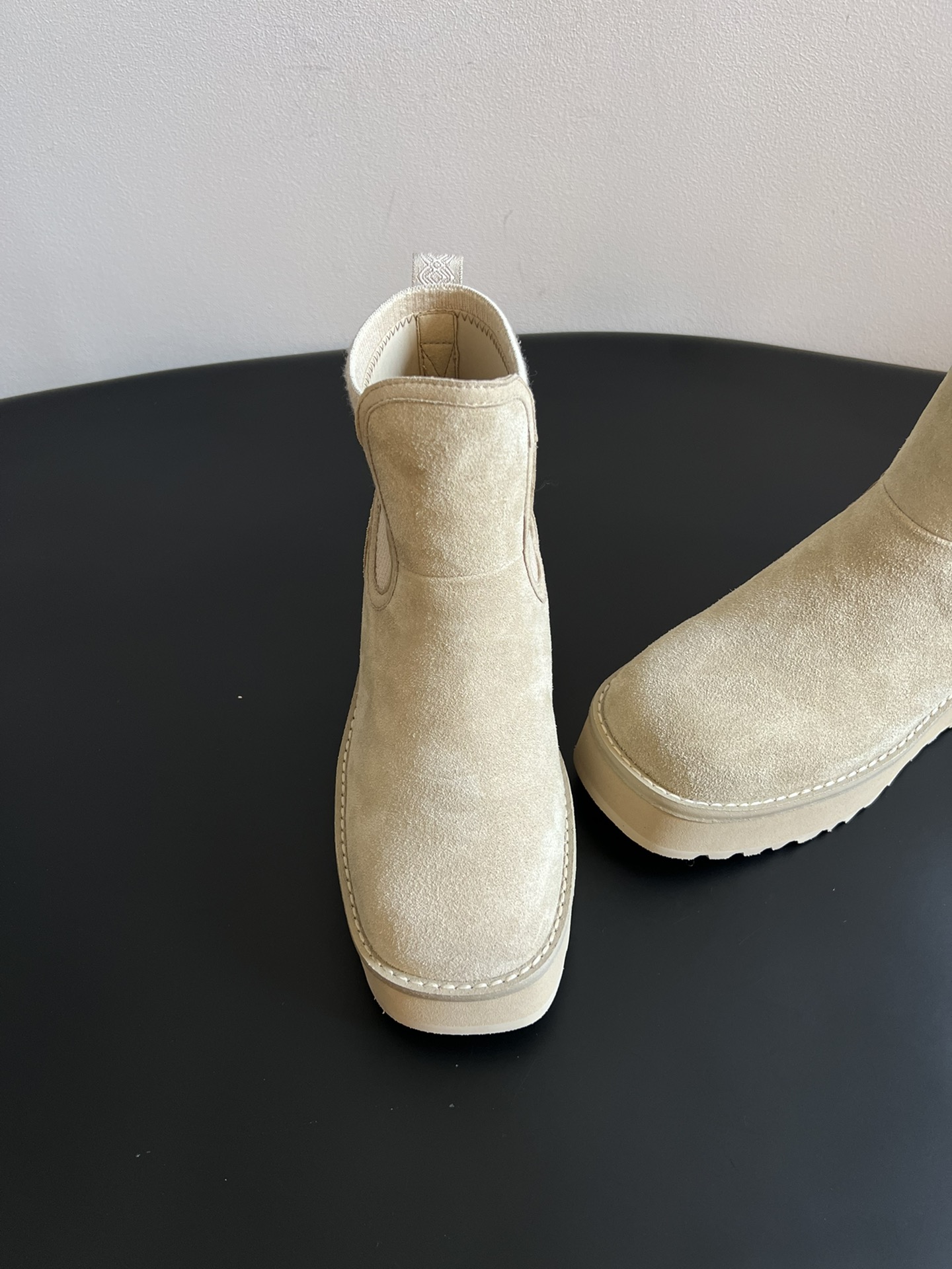 UG* 秋季高帮城市方克短靴鞋面采用麂皮材质，触感柔软且富有质感；鞋口的针织弹力布设计，既贴合脚踝又能锁