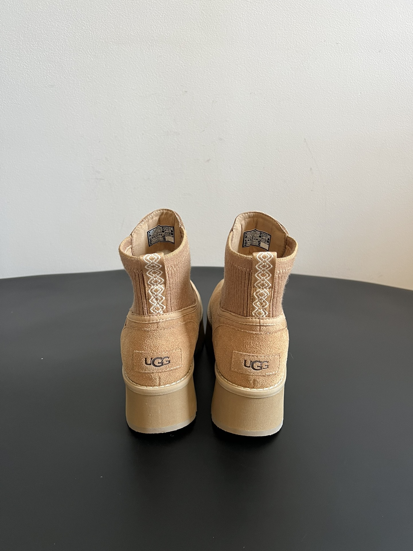 UG* 秋季高帮城市方克短靴鞋面采用麂皮材质，触感柔软且富有质感；鞋口的针织弹力布设计，既贴合脚踝又能锁