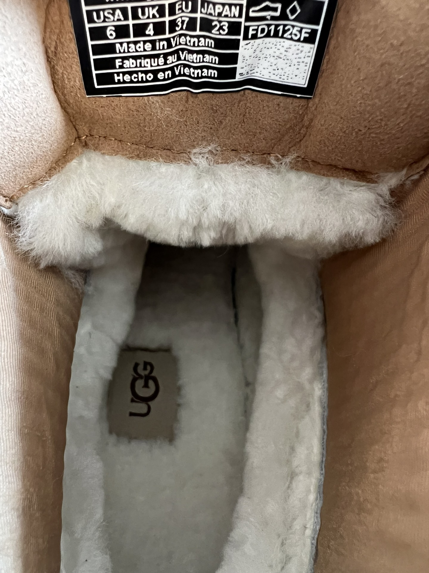 UG* 秋季高帮城市方克短靴鞋面采用麂皮材质，触感柔软且富有质感；鞋口的针织弹力布设计，既贴合脚踝又能锁