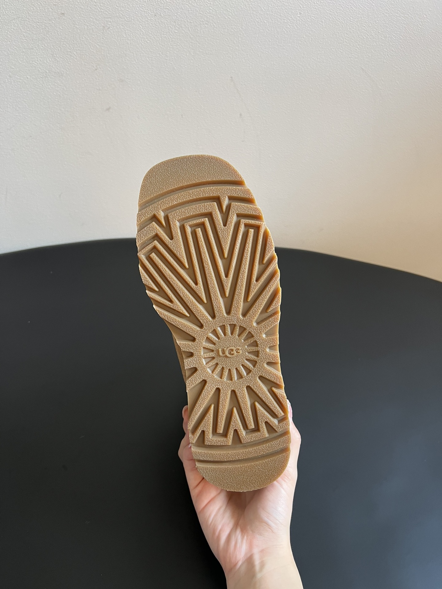 UG* 秋季高帮城市方克短靴鞋面采用麂皮材质，触感柔软且富有质感；鞋口的针织弹力布设计，既贴合脚踝又能锁