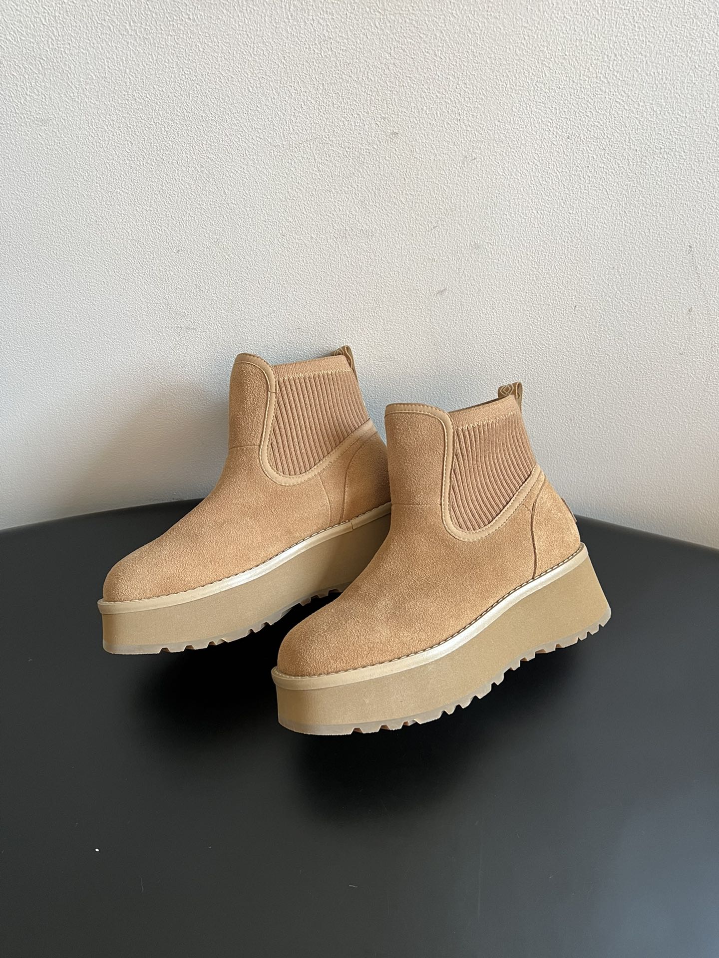 UG* 秋季高帮城市方克短靴鞋面采用麂皮材质，触感柔软且富有质感；鞋口的针织弹力布设计，既贴合脚踝又能锁