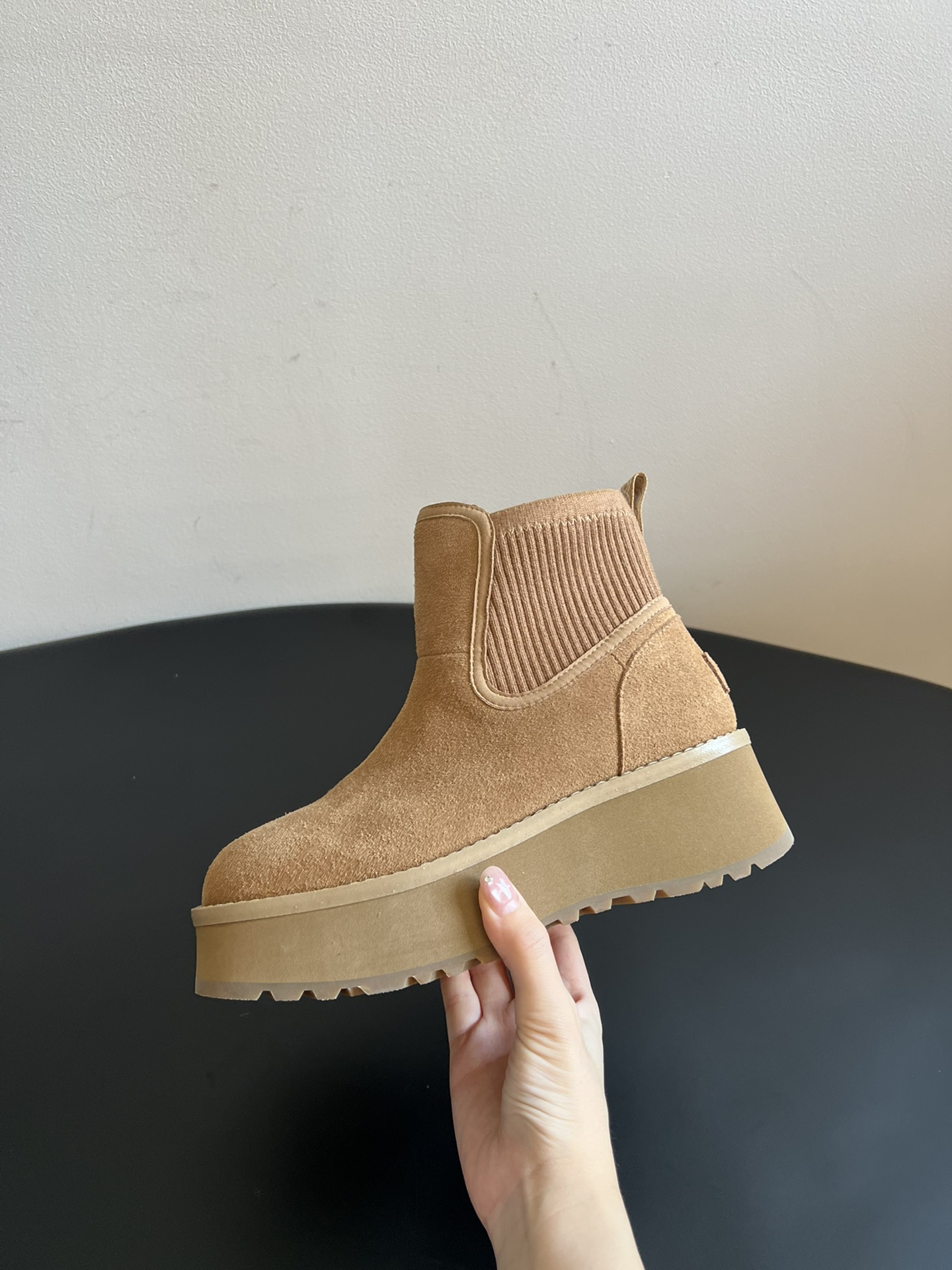 UG* 秋季高帮城市方克短靴鞋面采用麂皮材质，触感柔软且富有质感；鞋口的针织弹力布设计，既贴合脚踝又能锁