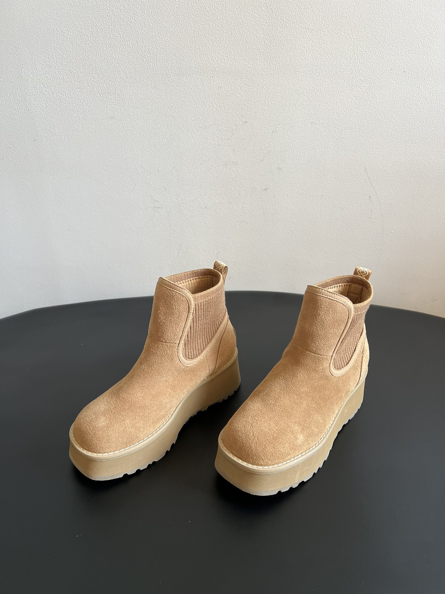 UG* 秋季高帮城市方克短靴鞋面采用麂皮材质，触感柔软且富有质感；鞋口的针织弹力布设计，既贴合脚踝又能锁