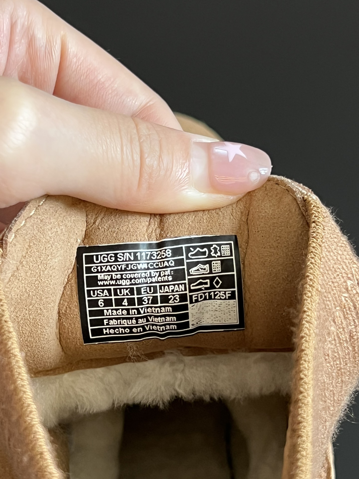 UG* 秋季高帮城市方克短靴鞋面采用麂皮材质，触感柔软且富有质感；鞋口的针织弹力布设计，既贴合脚踝又能锁