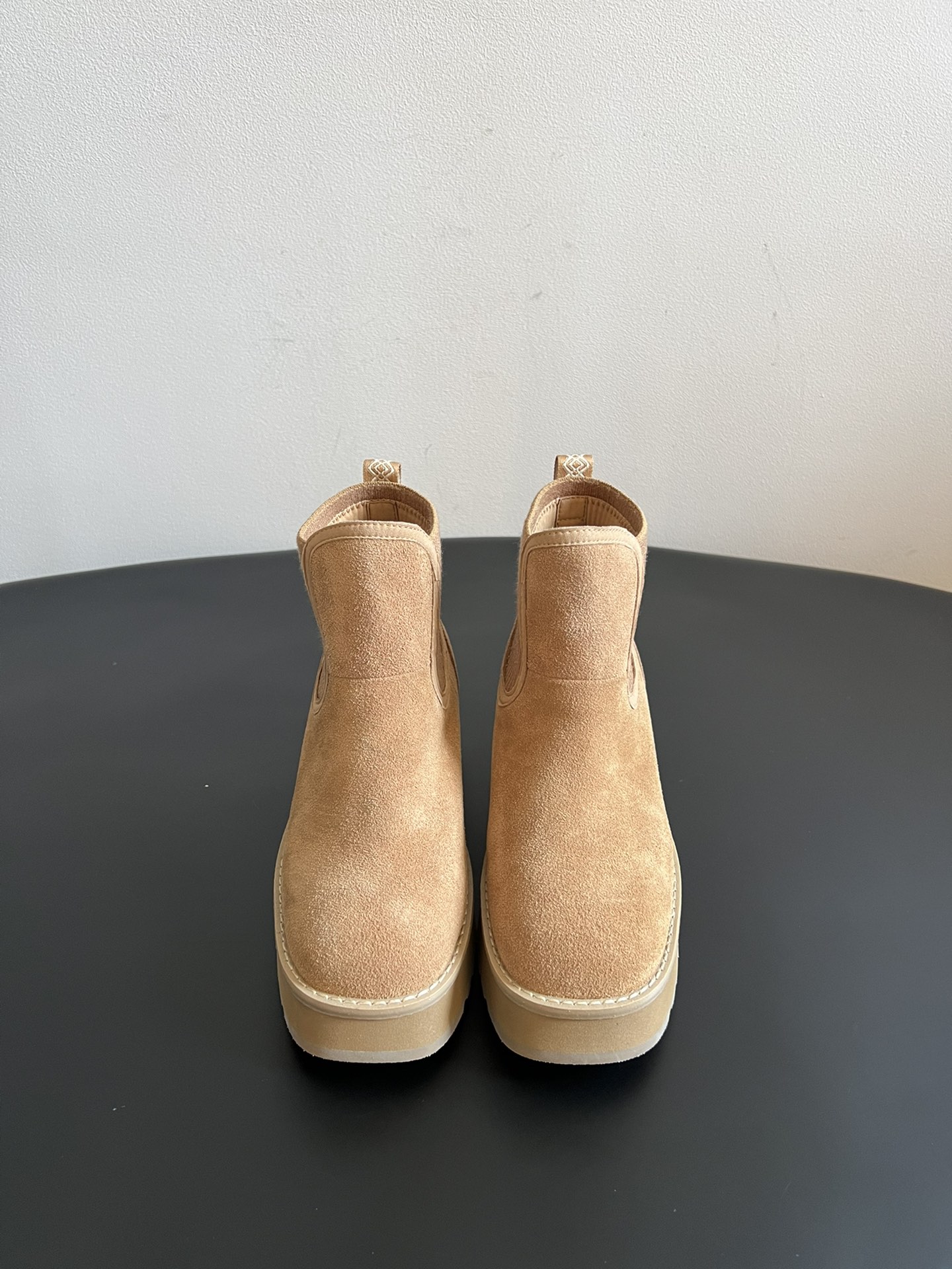 NO:592746,UG* Autumn high-top urban square boots. The upper is made of suede material, which is soft to the touch and rich in texture. The knitted elastic fabric design at the shoe mouth not only fits the ankle but also locks in warmth. It is suitable for autumn and winter wear.  The thick-soled shape is both retro and fashionable, with obvious heightening effect and can visually lengthen the leg line; the simple Chelsea boot shape is matched with soft earth tones, low-key and high-end, suitable for a variety of wearing styles. The thick sole not only enhances the style, but also buffers the walking pressure; the shoe shape is loose and comfortable, and it is not easy to cause a sense of restraint when worn for a long time. The upper is made of high mercerized cow velvet, and the inner lining is made of A-grade fur. The outsole is EVA foam.  size 35-40, snow boots, boots, chamois leather19860909UG* 秋季高帮城市方克短靴 鞋面采用麂皮材质,触感柔软且富有质感；鞋口的针织弹力布设计,既贴合脚踝又能锁住温暖,适合秋冬季节穿着. 厚底造型兼具复古与时尚感,增高效果明显,能在视觉上拉长腿部线条；简约的切尔西靴型搭配柔和的大地色系,低调又显高级,适配多种穿搭风格.厚底不仅提升造型层次,还能缓冲行走压力；鞋型宽松舒适,长时间穿着也不易产生束缚感. 鞋面高丝光牛绒 内里隆丰A级皮毛一体 大底EVA发泡大底 size35-40码,雪地靴,boots,chamois leather,Women's Shoes