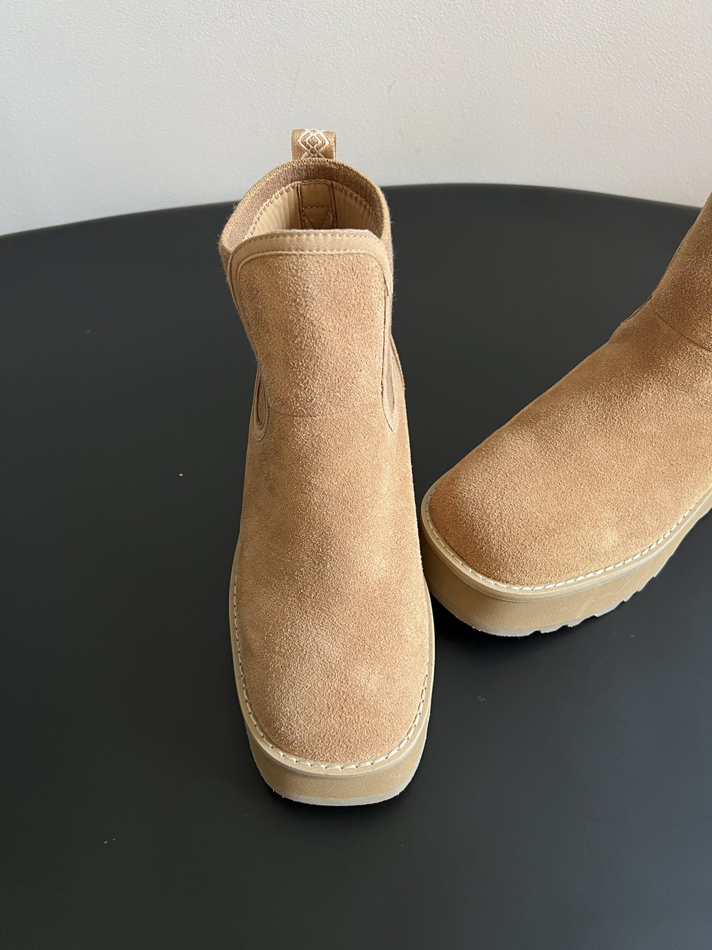 UG* 秋季高帮城市方克短靴鞋面采用麂皮材质，触感柔软且富有质感；鞋口的针织弹力布设计，既贴合脚踝又能锁