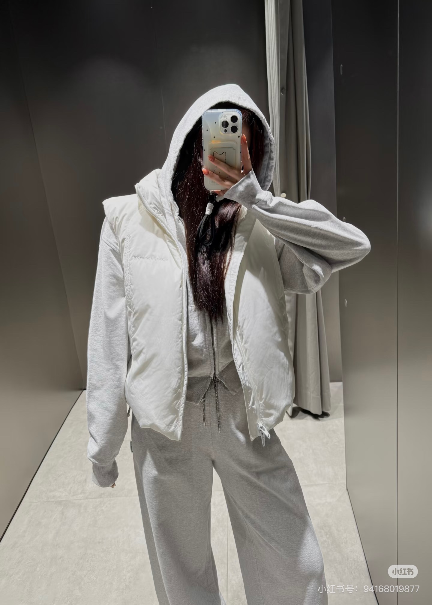 NO:575960,Alexand*r Wang 25Fw new autumn and winter style British style down jacket vest丨Exclusively developed by yb!  High quality production!  The classic stand-up collar jacket is full of luxury. Filled with imported 90 white duck down!  Original custom fabric!  The drawstring adjustment design on the hem is handsome and stylish!  The upper body has a fashionable and high-end feel. It can be mixed with sweet or salty and looks great. It is highly recommended to keep it for yourself!  The perfect version and craftsmanship details are in place!  Ready for sale S/M/L,,jackets & coats,down jacket,alexander wang19860909Alexand*r Wang 25Fw秋冬新款 英伦风穿搭羽绒服马甲丨独家yb开发！高版出品！经典立领夹克面包服高级感满满的.进口90白鸭绒填充！原版定制面料！下摆抽绳调节设计帅气的调调又A又飒！上身自带时髦高级感,可甜可盐随意搭配超好看,强烈推荐自留款！完美版型工艺细节全面到位！现货发售S/M/L,,jackets & coats,down jacket,alexander wang,Women's clothing