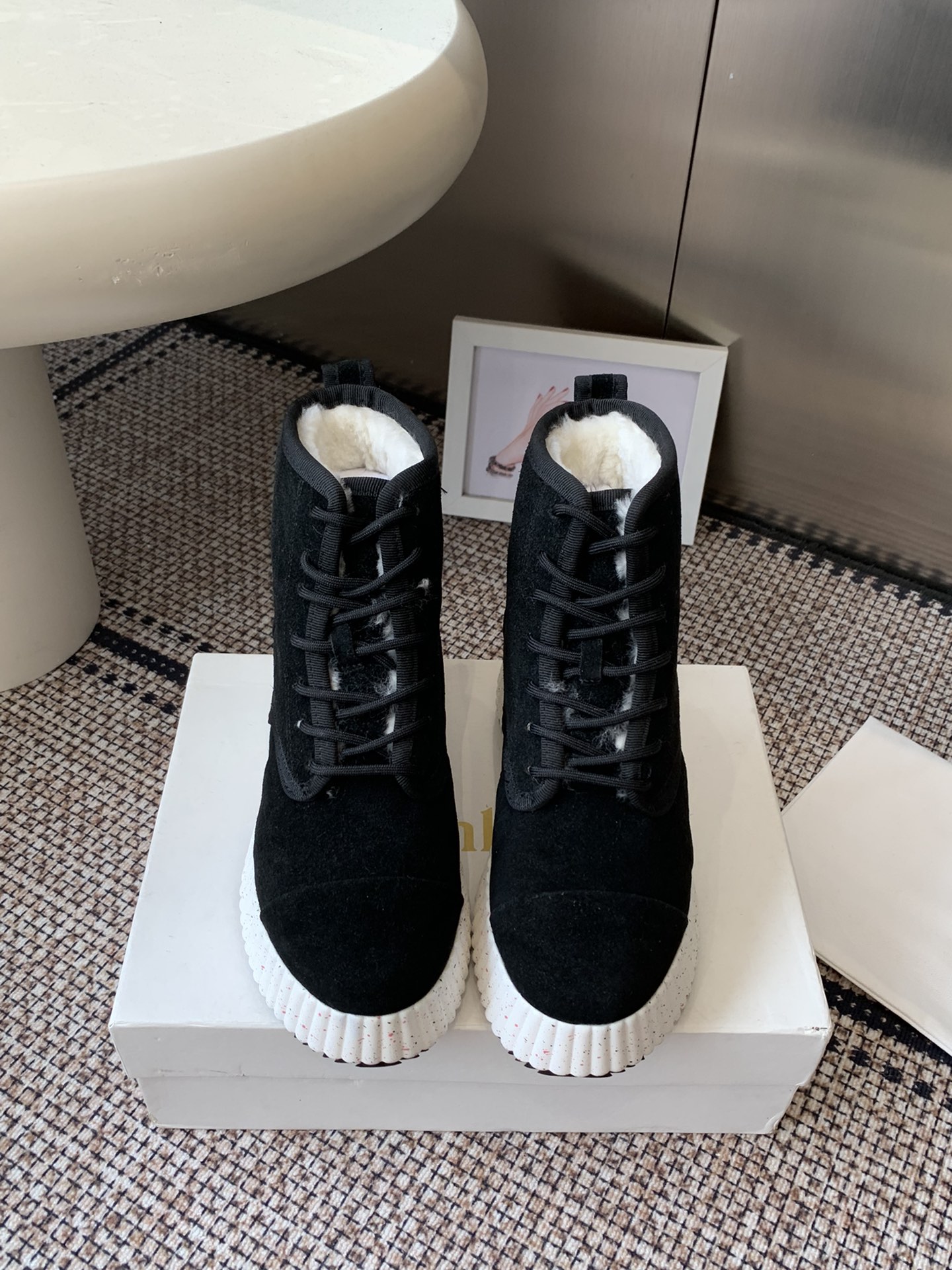 NO:564573,2055ss high-top furry new sneakers are launched simultaneously at Chloe counters. The spring and summer models are widely popular. They have been popular in the entire fashion circle. They come in many colors and styles. This fabric uses imported cowhide. The texture is refreshing and breathable and does not stink your feet. It is fashionable and simple. Goddess love it. It is beautiful.  , ultra-light rubber foam vacuum outsole, extremely comfortable, size 35-42 (customized at 41.42), boots, chloe, loewe, boots, sneakers, cowhide198609092055ss 高帮毛里 蔻依Chloe专柜同步上市新款运动鞋,春夏款广升 风靡整个时尚圈以来,多色多款,这款面料使用进口牛皮,,质地清爽透气不焖脚 时尚简约范儿 女神都爱 美翻啦 ,超轻橡胶发泡抽真空大底,舒适得不要不要的,35-42码（41.42订做）,靴子,chloe,loewe,boots,sneakers,cowhide,Women's Shoes