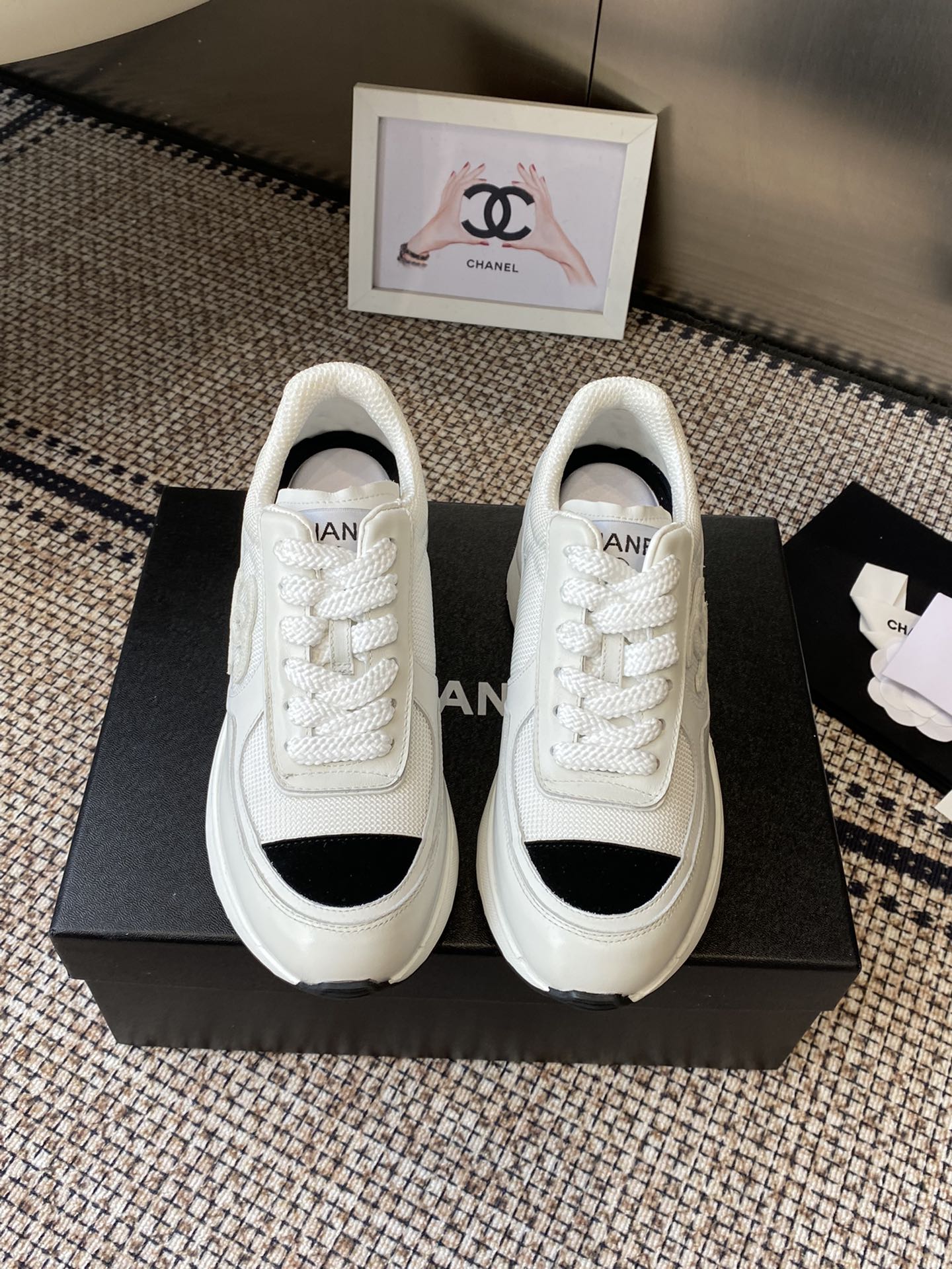 NO:564549,CHANEL Chanel's most anticipated high-heeled thick-soled sneakers of the year 25K. At first glance, they can be worn casually. They double the sense of fashion. They look taller and look stunning. A must-have casual sneaker for shoe lovers. Versatile and suitable for any group of people. Original development. Carefully polished. No pressure in and out of the counter. Upper butter leather + beef tendon + first-layer cowhide. Breathable mesh lining. TPU outsole.  Size35-40 (40 is custom-made and cannot be returned or exchanged), casual shoes/sports shoes, chanel, chanel, sneakers, cowhide19860909CHANEL 香奈儿25K年度最期待的高跟厚底跟运动鞋  一眼心动 随便一搭 时髦感倍增 显高又出片 爱鞋星人必入的一款休闲运动鞋 百搭增高适应于任何人群 原版开发 仔细打磨 出入专柜无压力 鞋面牛油皮+牛筋+头层牛皮 内里透气网面 鞋底TPU大底 Size35-40（40订做不退换）,休闲鞋/运动鞋,chanel,chanel,sneakers,cowhide,Women's Shoes