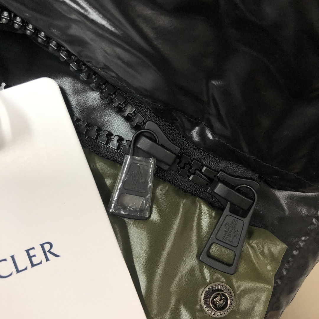 🆕 Moncler 盟可睐 新品 Parana男士黑金漆面连帽短款羽绒服～专柜同步上新🈶售面料采用原版一