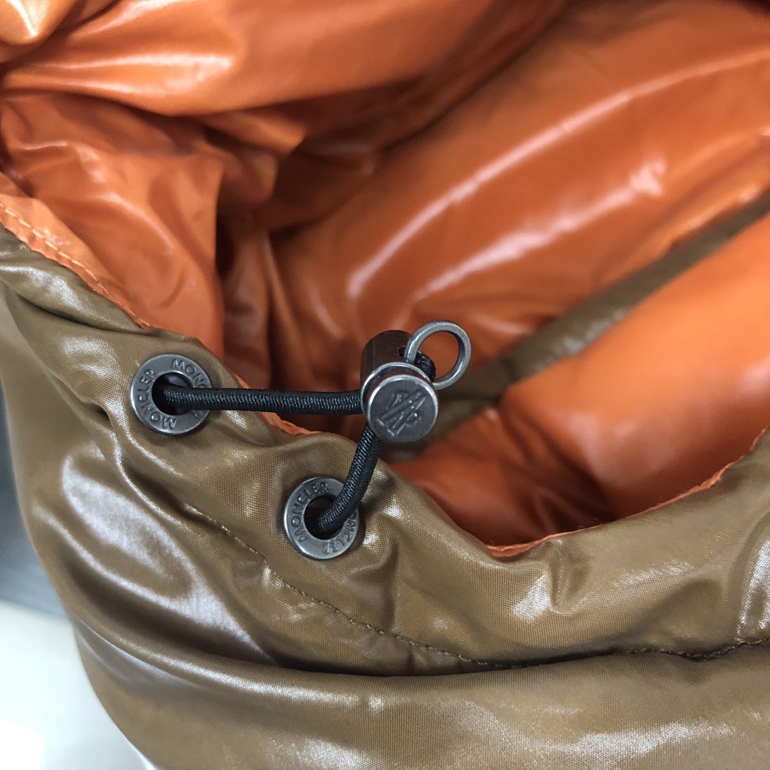 🆕 Moncler 盟可睐 新品 Parana男士黑金漆面连帽短款羽绒服～专柜同步上新🈶售面料采用原版一