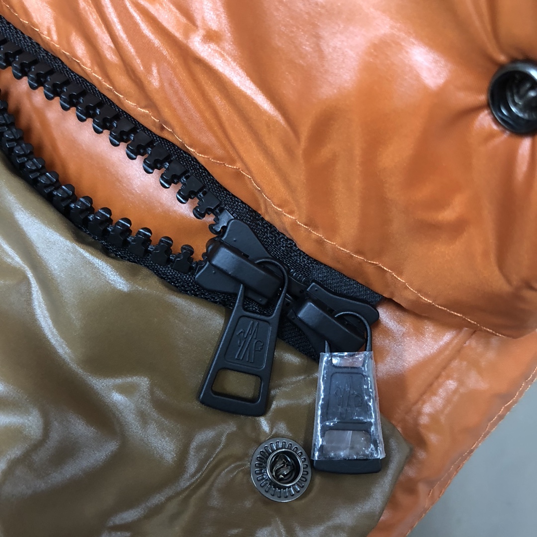 🆕 Moncler 盟可睐 新品 Parana男士黑金漆面连帽短款羽绒服～专柜同步上新🈶售面料采用原版一