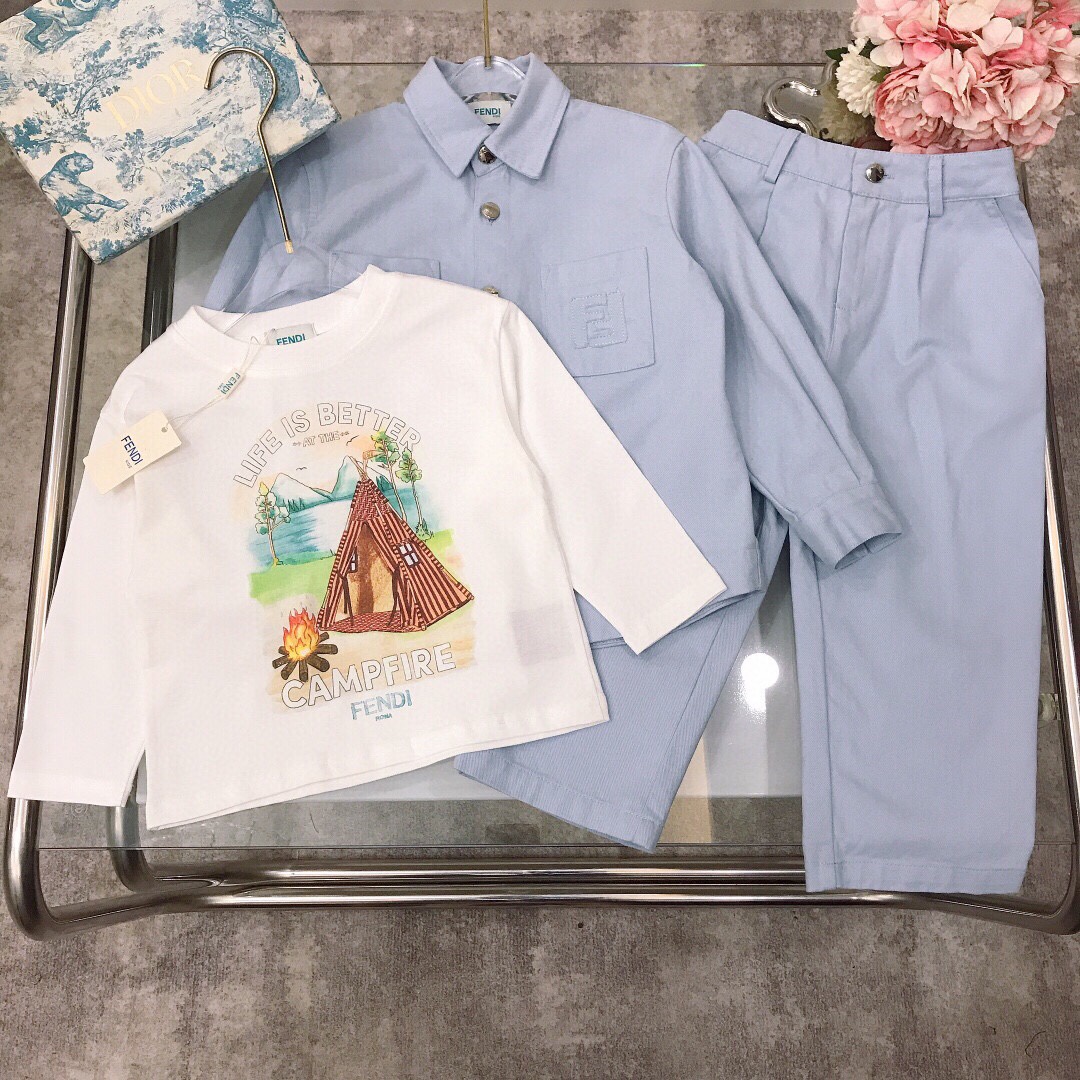 NO:579012,[Ready stock] Denim suit Long-sleeved T-shirt Size 90 - FEND* Denim three-piece suit Original 1:1 production [Denim jacket long-sleeved T-shirt trousers] Pure cotton base T-shirt watermark logo printing design with patch double FF letter logo logo Heavy industry light blue denim suit Casual style small lapel with retro silver engraved logo hardware buckle Small front pocket design with patch double FF letter logo logo Customized high-end washed denim color  It feels very soft and delicate, supple and comfortable. It is close to the skin and does not irritate. The effect on the upper body is excellent. Size 90-100-110-120-130-140-[CM] Counter packaging 10, clothes, fendi, jackets & coats, tees, t-shirt,19860909【现货发】 牛仔套装 长袖T恤 尺寸90- FEND* 牛仔三件套套装 原版1:1打造【牛仔外套长袖T恤长裤】纯棉打底T恤水印logo印花设计搭配贴布双FF字母logo标志重工浅蓝色系牛仔套装 休闲风格 小翻领搭配复古银色复刻logo五金扣 前面小口袋设计附有贴布双FF字母logo标志 定制高端水洗工艺牛仔色 手感非常柔软细腻 柔顺舒适 亲肤不扎 上身效果极好  size尺码90-100-110-120-130-140-【CM】 专柜包装10,衣服,fendi,jackets & coats,tees，t-shirt,,Children's