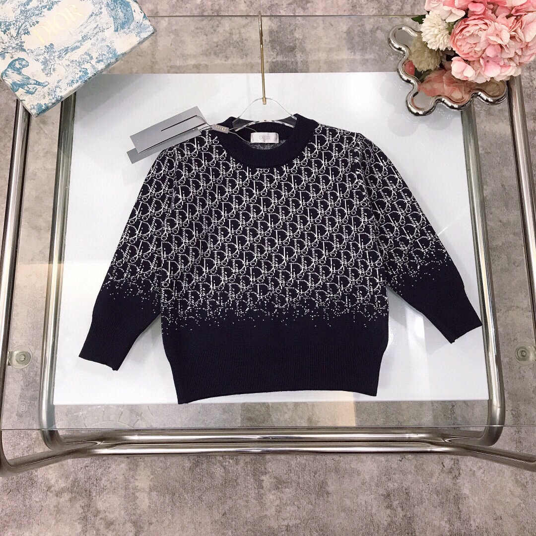 NO:575393,[Ready stock] DIO* pullover round neck sweater, LOGO letter gradient design ~ Super color rendering, full of soft and waxy velvet feel, high temperature environmentally friendly dyeing technology, thick and heavy sweater, super warm, high-end fashion style, tough and anti-pilling, more durable, comfortable and breathable, the upper body effect is very good, color is navy blue, size - 120-130-140-150 [CM]  Need counter packaging, clothes, dior, sweaters,19860909【现货发】  DIO* 套头圆领毛衣 LOGO字母渐变设计打造～显色度超级赞 软糯绒感十足,高温环保染色技术,毛衣厚度克重打造,保暖度超高高级时髦款 韧性防起球更耐穿,舒适透气 上身效果非常好 颜色藏蓝色 尺码--120-130-140-150【CM】 需要专柜包装元,衣服,dior,sweaters,,Children's