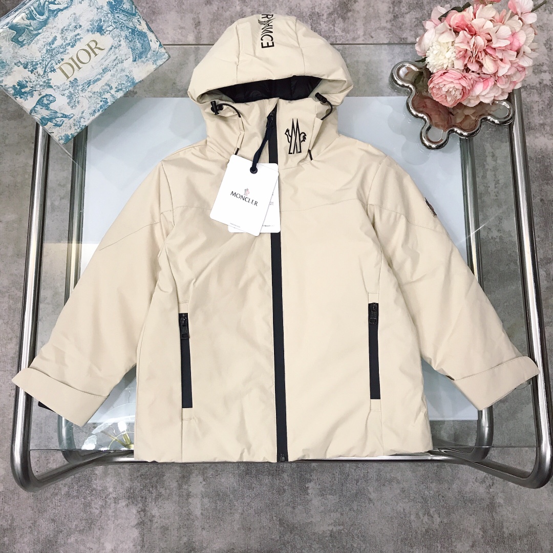 NO:578972,Moncler fully taped logo children's down jacket size - color off-white black heavy model is coming, taped series ~ high-end version, super western style. The front uses a large area of taped technology, the brim, placket, and the craftsmanship are extremely complex. It is equipped with adjustable cuffs and hem, windproof and warm. The embroidered logo on the left arm has a very good density and a strong three-dimensional effect. The color is very full, firm and tight.  Filled with high-quality 90% down, the down is large, the feathers are small, the quality is good, the elasticity is sufficient, and the fullness is super high!  The interior is quilted and filled with down, and the reinforced down is evenly distributed, making it less likely to run away!  Excellent thermal performance!  The best of cold stuffing, clothes, down jacket, hats,19860909Moncler全压胶logo儿童羽绒服 尺码- 颜色米白 黑色 重磅款来袭,压胶系列～高配版,超洋气 正面采用了大面积的压胶工艺,帽檐、门襟、工艺及其复杂.设有可调节袖口,下摆 ,防风保暖.左手臂上的刺绣徽标,密度的饱满度非常好,立体感很强,色泽度非常饱满,牢固紧致 . 内充优质90绒,绒朵大,羽梗小,品质佳,弹性足,饱满性超高！内里绗缝的设计,分格充绒,加固羽绒均匀分布,不易跑绒！保暖性能优！寒填充物的极品,衣服,down jacket,hats,,Children's
