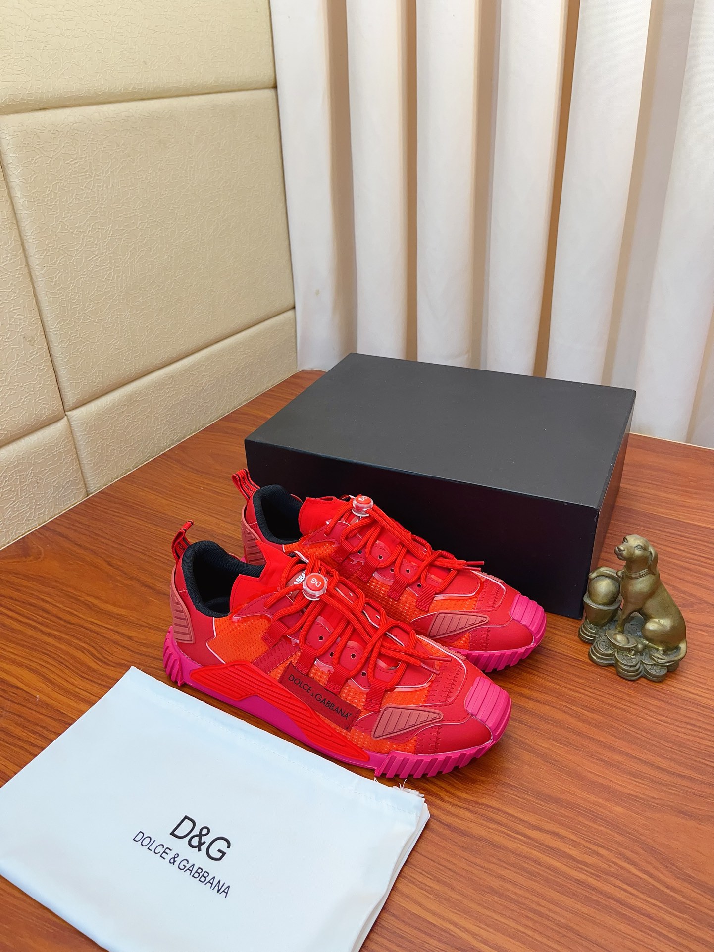 NO:557107,The new Dolce & Gabbana/DG heavy industry series, the new casual fashion shoes are simple and elegant, fashionable and exclusive, stylish and generous. Original breathable cotton fabric, comfortable breathable lining. Exquisite luxury, super A level!  Comparing the styles with the genuine products at the counter, they are exactly the same as Size 36-46, Dolce&Gabbana19860909价新款Dolce＆Gabbana/DG重工系列,新款休闲时尚鞋版型简洁大气,时尚专属时尚又大方.原版透气绵布,舒适的透气内里.精致奢华,超A级别！版型对比专柜正品,丝毫不差Size36-46,,Dolce&Gabbana,Men's shoes