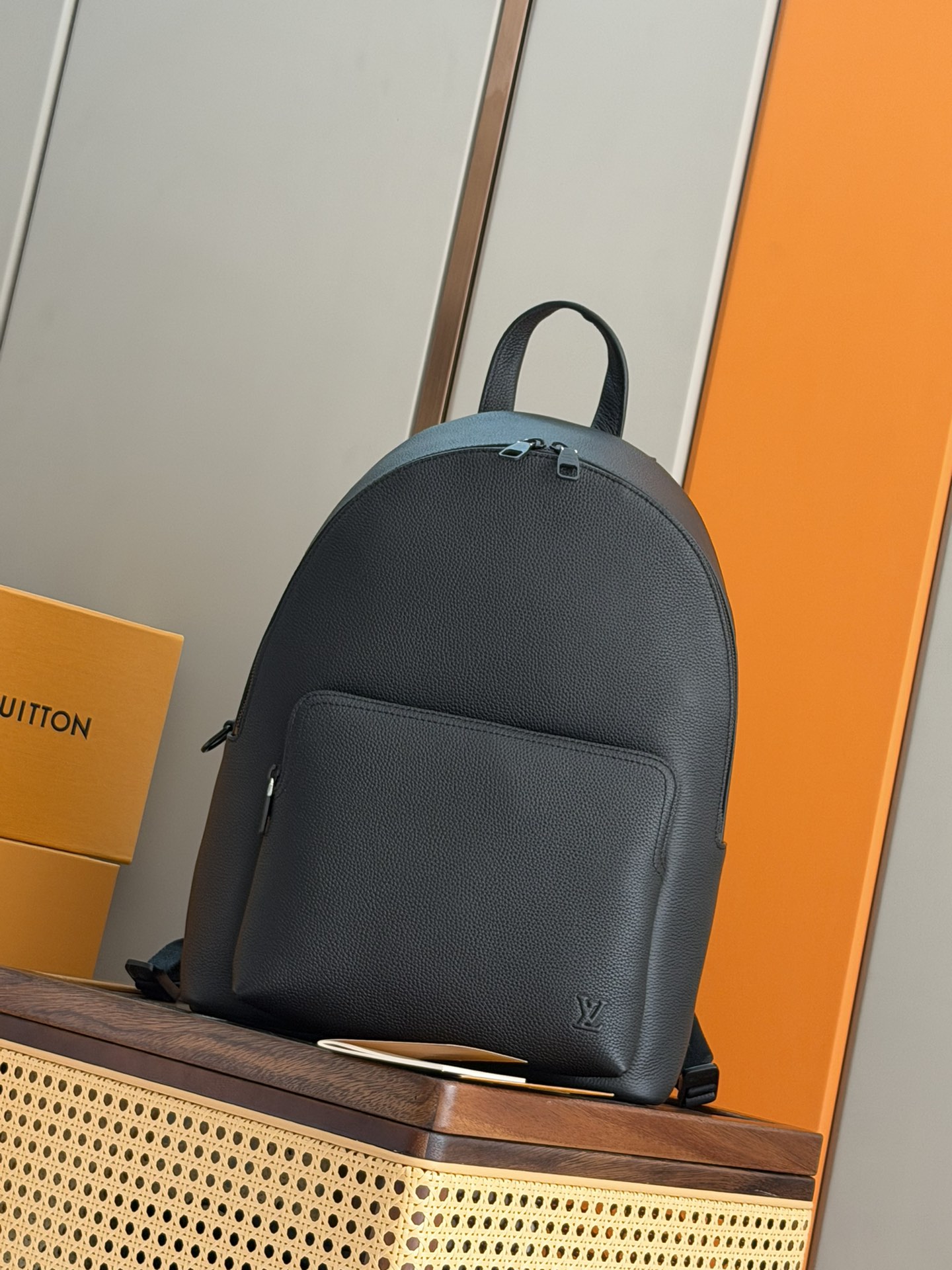 NO:557773,P【163C01 Dynamic Chip】Top Original Model: M15259 Discovery Work backpack is made of waxed cowhide leather and fabric lining to create a spacious configuration, suitable for storing daily needs. The padded compartments and patch pockets can store a 14-inch laptop and mobile phone respectively, and the zipper outer pocket with embossed LV letters allows for convenient access. 42 x 19 x 32 cm (height x width x length), LV【Top Original】, louis  vuitton,cowhide19860909P【163C01动态芯片】顶级原单 型号:M15259 Discovery Work 双肩包以蜡面牛皮革和织物内衬塑造宽敞构型,适宜收纳日常所需.加衬隔层和贴袋可分别存放 14 寸笔记本电脑和手机,压印 LV 字母的拉链外袋实现便捷取放. 42 x 19 x 32 厘米 (高 x 宽 x 长度),LV【顶级原单】,louis vuitton,cowhide,Bag