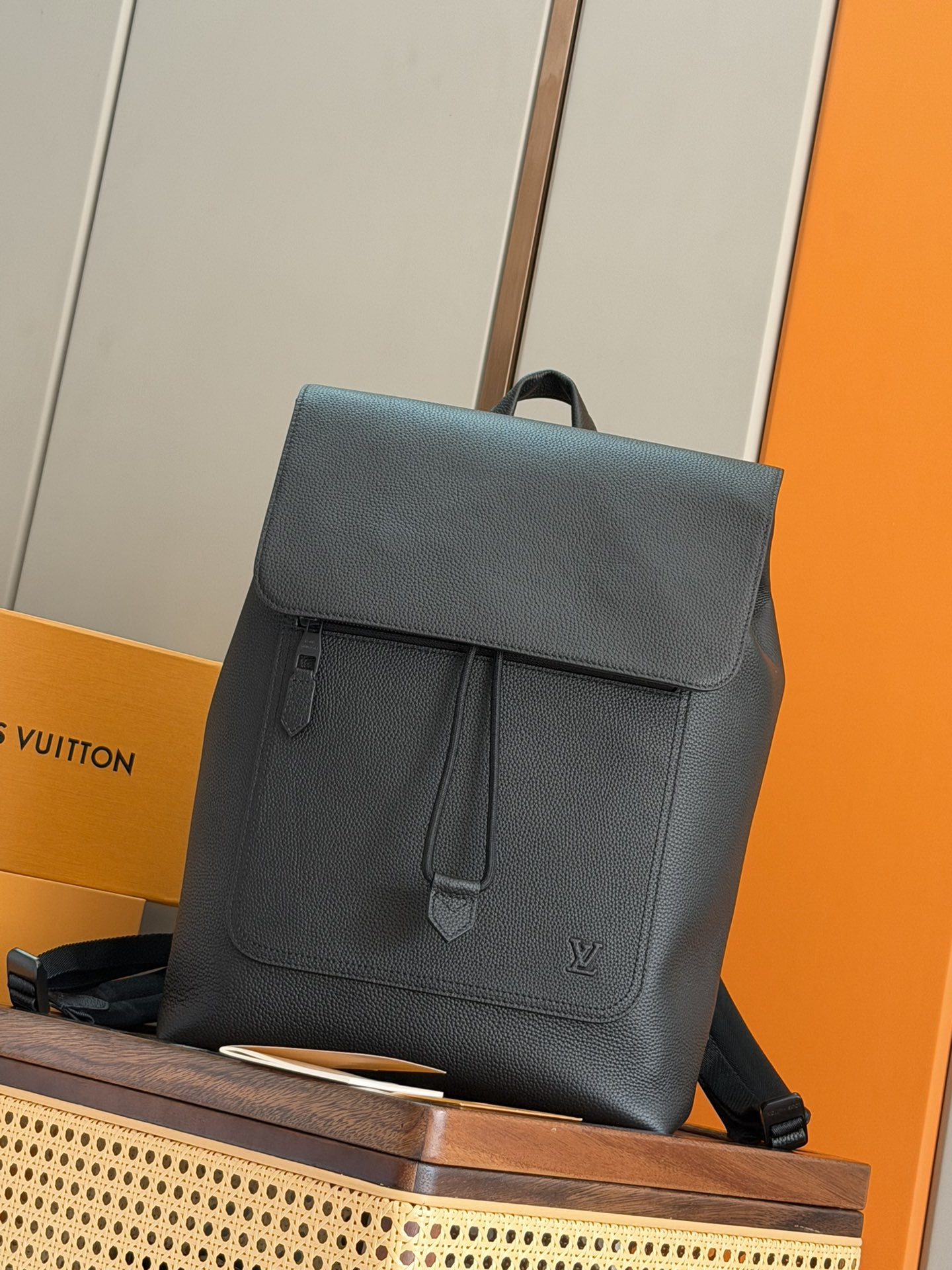 NO:557783,P【163C01 dynamic chip】Top original model M15262 Discovery Work backpack is made of waxed cowhide leather and fabric lining to create a spacious configuration, suitable for storing daily needs. The padded compartments and patch pockets can store a 14-inch laptop and mobile phone respectively, and the zipper outer pocket with embossed LV letters allows for convenient access. 43x 15 x 38 cm (height x width x length), LV【top original】, louis  vuitton,cowhide19860909P【163C01动态芯片】顶级原单 型号M15262 Discovery Work 双肩包以蜡面牛皮革和织物内衬塑造宽敞构型,适宜收纳日常所需.加衬隔层和贴袋可分别存放 14 寸笔记本电脑和手机,压印 LV 字母的拉链外袋实现便捷取放. 43x 15 x 38 厘米 (高 x 宽 x 长度),LV【顶级原单】,louis vuitton,cowhide,Bag