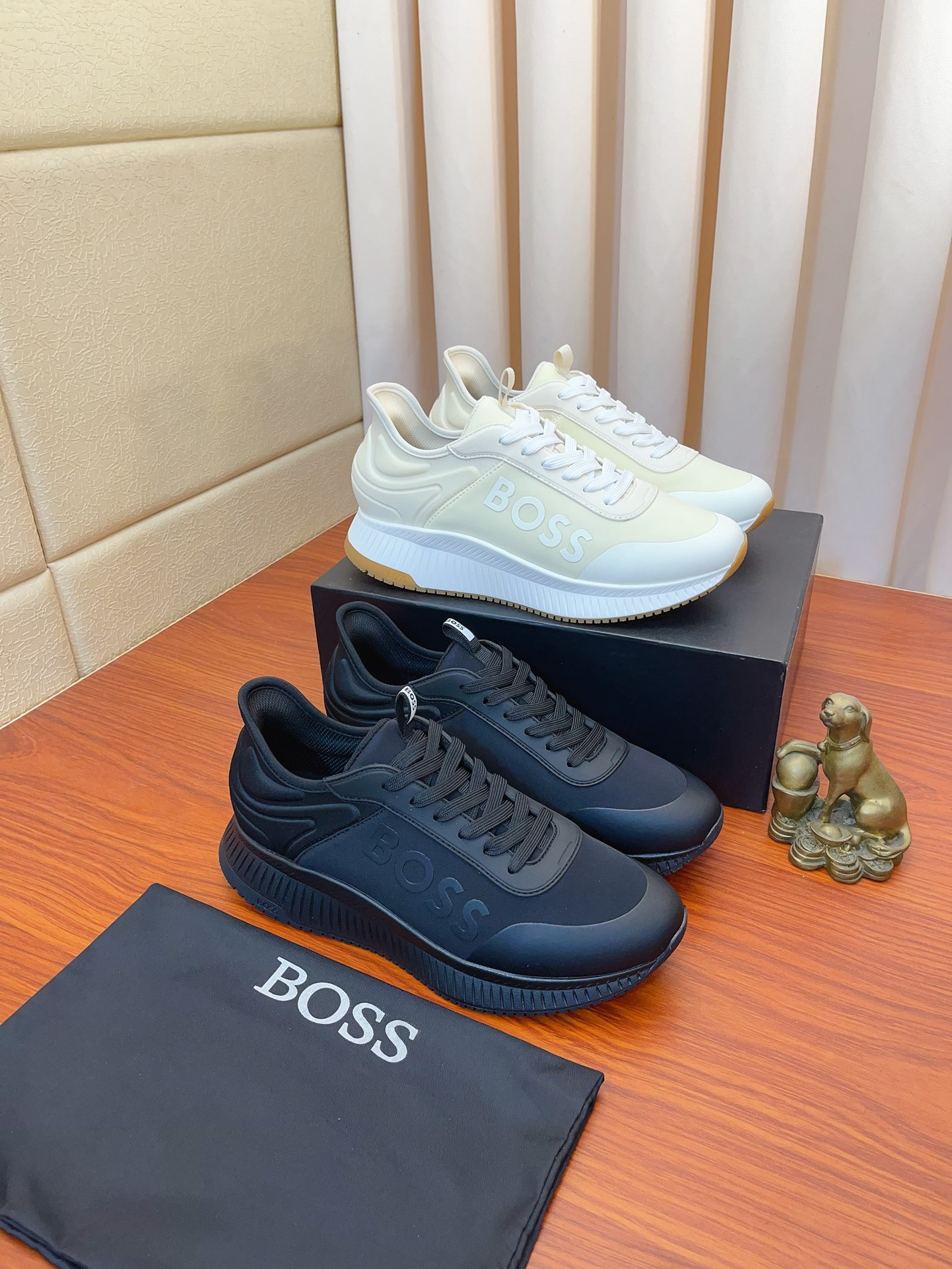 NO:557083,Top-priced original boss, latest on the market, imported original materials, high-end original patterns. High-end 1:1 mold customization, original outsole, lighter and non-slip. Fashion focuses on trends, versatile and popular. Exudes a fashionable and casual atmosphere, fashion is at your feet. Size 38-45,19860909价顶级原单boss 最新上市、进口原版材料、高级原版图案.高端1:1开模定制,原版大底,更轻便,防滑.时尚主打潮流,百搭爆款.散发时尚休闲气息,时尚就在脚下.码数38-45,,Men's shoes