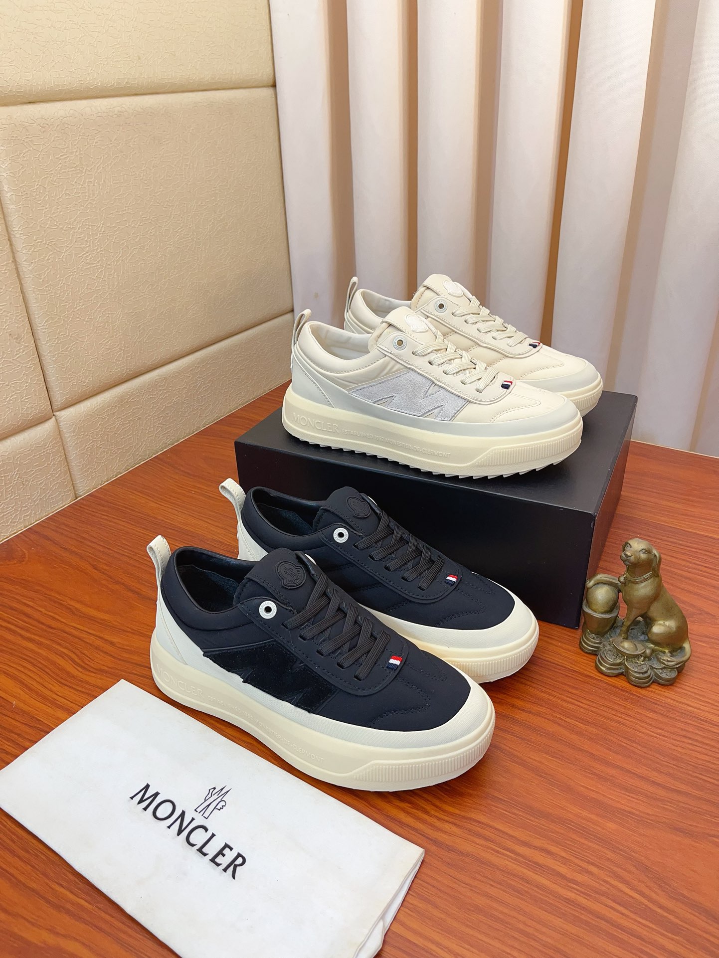 NO:557087,Price 'Moncle *' Men's sports and casual shoes for men, made of first-layer cowhide leather spliced ​​with breathable mesh, with good flexibility and strong wrinkle resistance. Durable, small pieces of black, white and red webbing embellishment. The tongue comes with a rubber logo badge. Simple and casual, sheepskin lining with sheepskin feet, dry, sweat-absorbent and breathable, original TPU combination outsole!  Size 36-46,,Moncler,cowhide,sheepskin19860909价《Moncle *》蒙口男士运动休闲鞋,采用头层牛皮拼接透气网布,柔韧性能好,抗皱性强 经久耐穿,小块黑白红三色织带点缀 鞋舌附带橡胶logo徽章 简单随意,羊皮内里羊皮垫脚,干爽吸汗透气 ,原版TPU组合大底！码数36-46,,Moncler,cowhide,sheepskin,Men's shoes