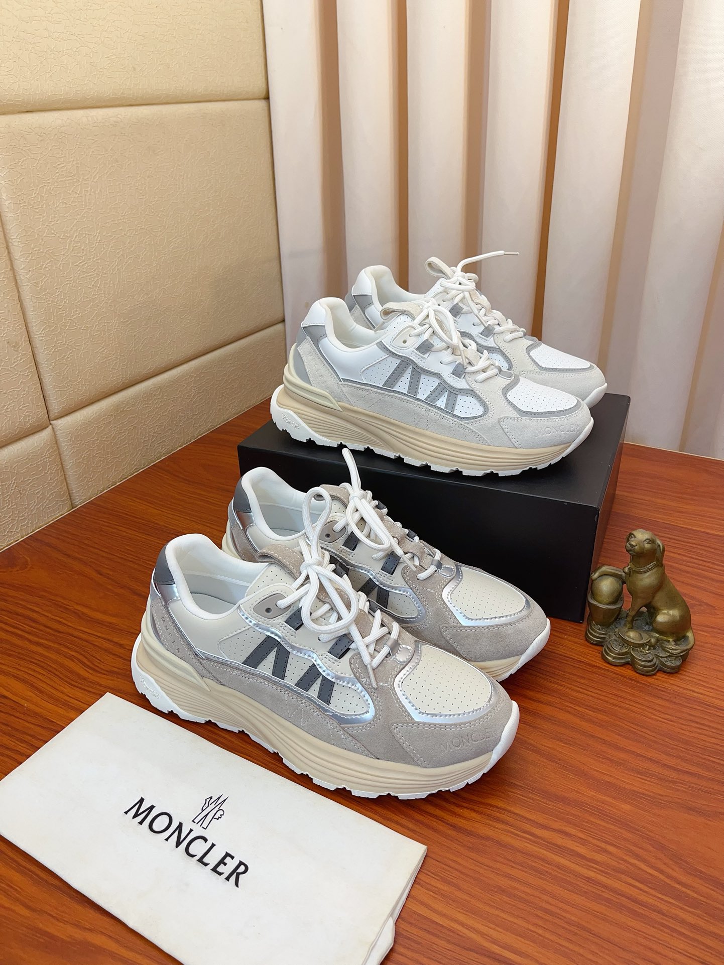 NO:557092,Price [MONCLER] Same style as the official website. High-quality men's shoes. Made of custom-made calfskin. Perforated breathable inner leather insole. Original open-molded non-slip outsole. Men's casual sports shoes. Lace-up men's shoes series. European and American trend styles. Randomly matched. Comfortable feet. Standard men's sizes 38-46, Moncler, sneakers, cowhide.19860909价【MONCLER】蒙口、官网同款 高品质男鞋 材料定制小牛皮 穿孔透气内里真皮鞋垫 原版开模防滑大底款式类型男士休闲运动鞋 系带款男鞋系列 欧美潮流风格 随意搭配 脚感舒适、标准码男码38-46,,Moncler,sneakers,cowhide,Men's shoes