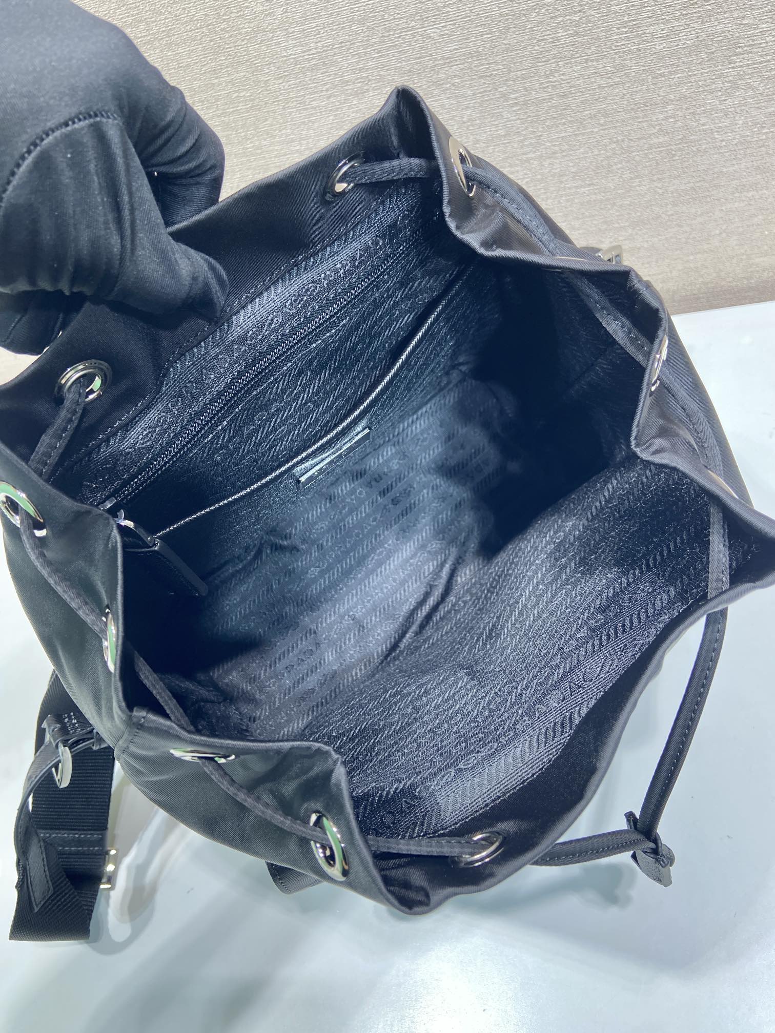 P家岀经典双肩背包，升级板小号1BZ677,小号🙊🙊顶级货，采用进口降落伞布料＋十字纹牛皮＋顶级五金，轻
