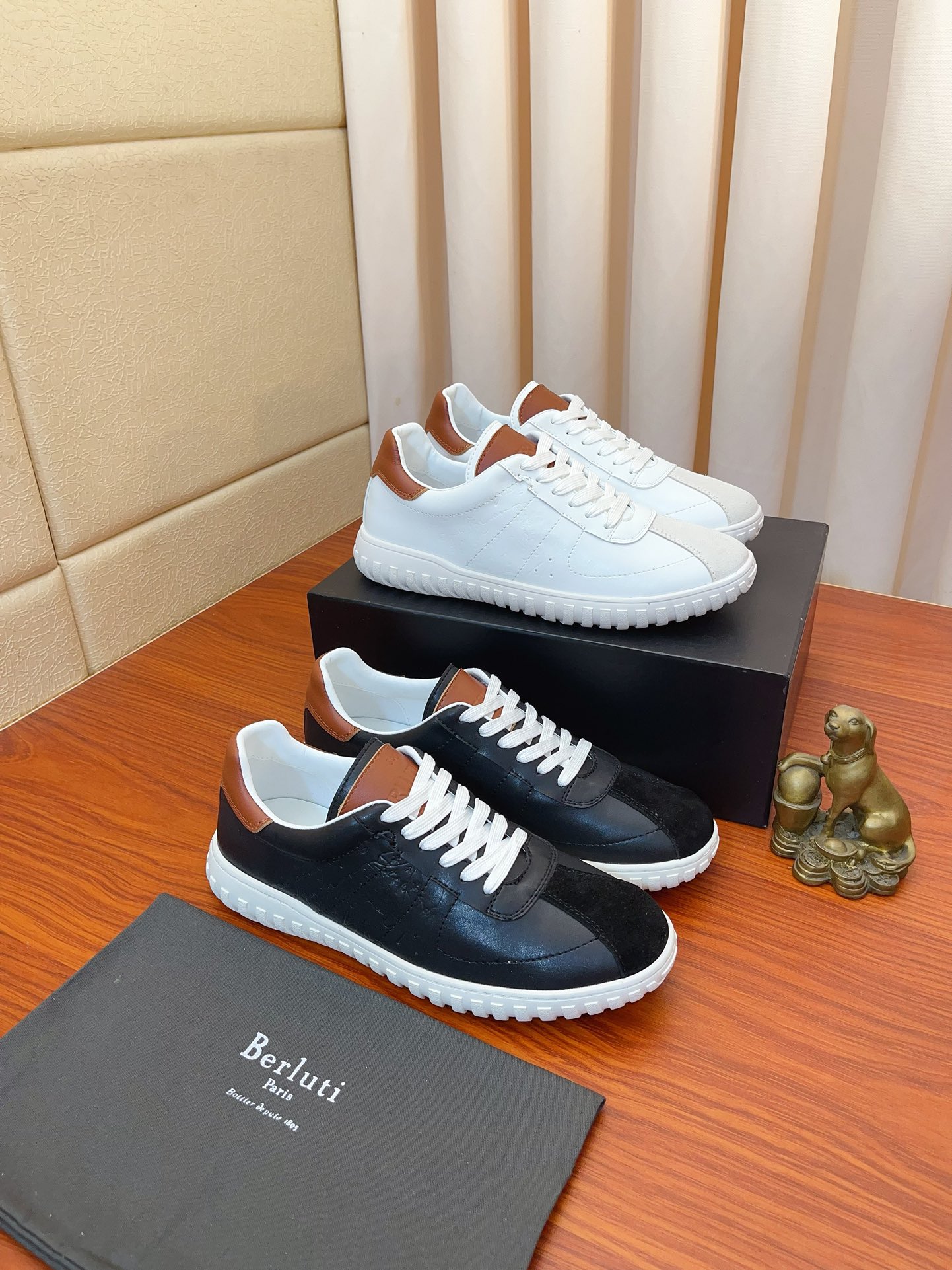 NO:557096,Price: BERLUT* Bruti. New delivery. Shadow leather sneakers. This pair of socks is made of lightweight and extremely tough double-sided knitted fabric, cowhide printed logo, brand logo letter webbing on the heel, and electric embroidered logo on the shoe collar to restore the exquisite details of the original. The original privately modeled two-color rubber outsole has excellent resilience and perfect extension of comfort. Sizes 38～46, sneakers, cowhide, socks19860909价BERLUT* 布鲁提 新款出货 Shadow皮革运动鞋这双袜子鞋用轻盈且极富韧性的双面针织面料,牛皮打印logo徽标 鞋后跟品牌logo字母织带 以及鞋口处的电绣logo还原了原版的精致细节 原版私模双色橡胶大底 回弹性极好 舒适度完美延伸 尺码38～46,,sneakers,cowhide,socks,Men's shoes