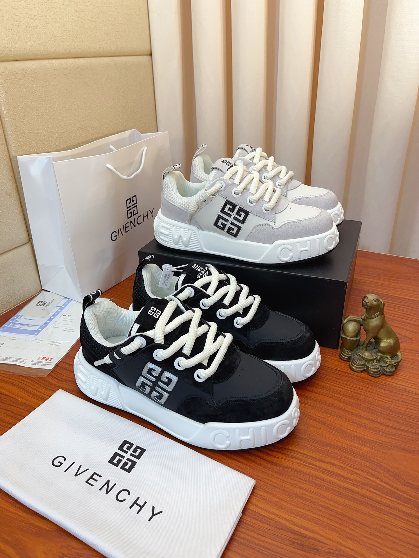 NO:557102,Price 'GIVENCHY' · Givenchy · High-end version. The upper is sold at the counter simultaneously. The printed fabric with the imported Italian brand logo is full of luxury. The sheepskin lining is added with a double-layer combination, which makes the foot feel comfortable. The sole is a special original air cushion Tup foam outsole. It is light and comfortable. You can enter and exit the counter at will. The code number is 38~44. Counter packaging,,givenchy,givenchy,sheepskin19860909价《GIVENCHY》·纪梵希 ·高端版本 专柜同步发售鞋面意大利进口品牌logo印花布匹尽显奢华,羊皮内里加上双层组合,脚感舒适,鞋底原厂特供气垫tup发泡大底,轻便,舒适,随意进出专柜 码数38~44,专柜包装,,givenchy,givenchy,sheepskin,Men's shoes