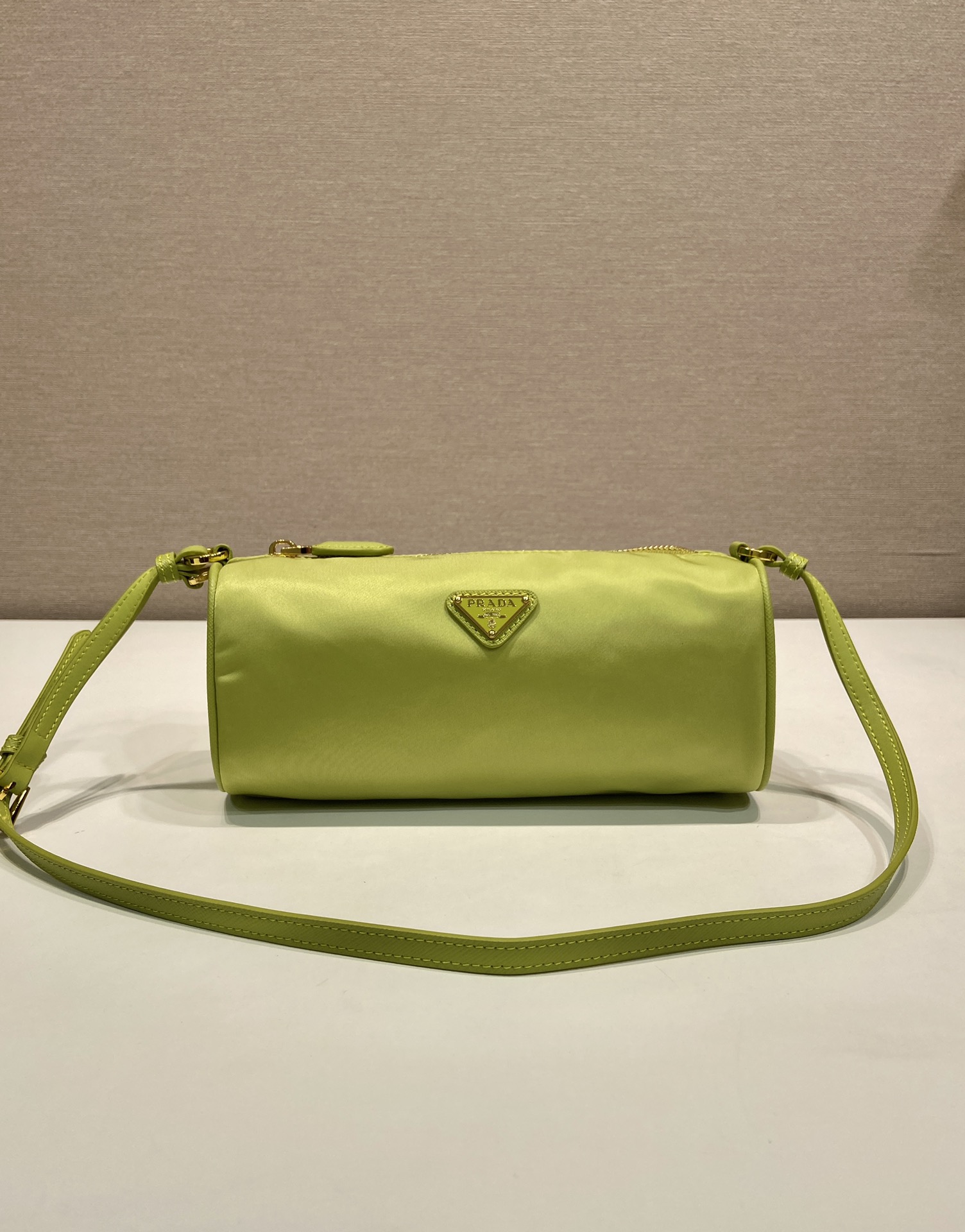 💰380🎉新款腋下包🎉1NE058🎉🎉
这款再生尼龙手拿包在精致设计中汇集P家经典元素，几何图案廓形简约利落。配以优雅纤细的皮革提手，饰以标志性的三角形图案。容量空间大。宝宝们，赶紧入手吧，又是一款永久不过时爆款👏👏
长22x高9x底7.5cm🎉🎉🎉👏👏👏

