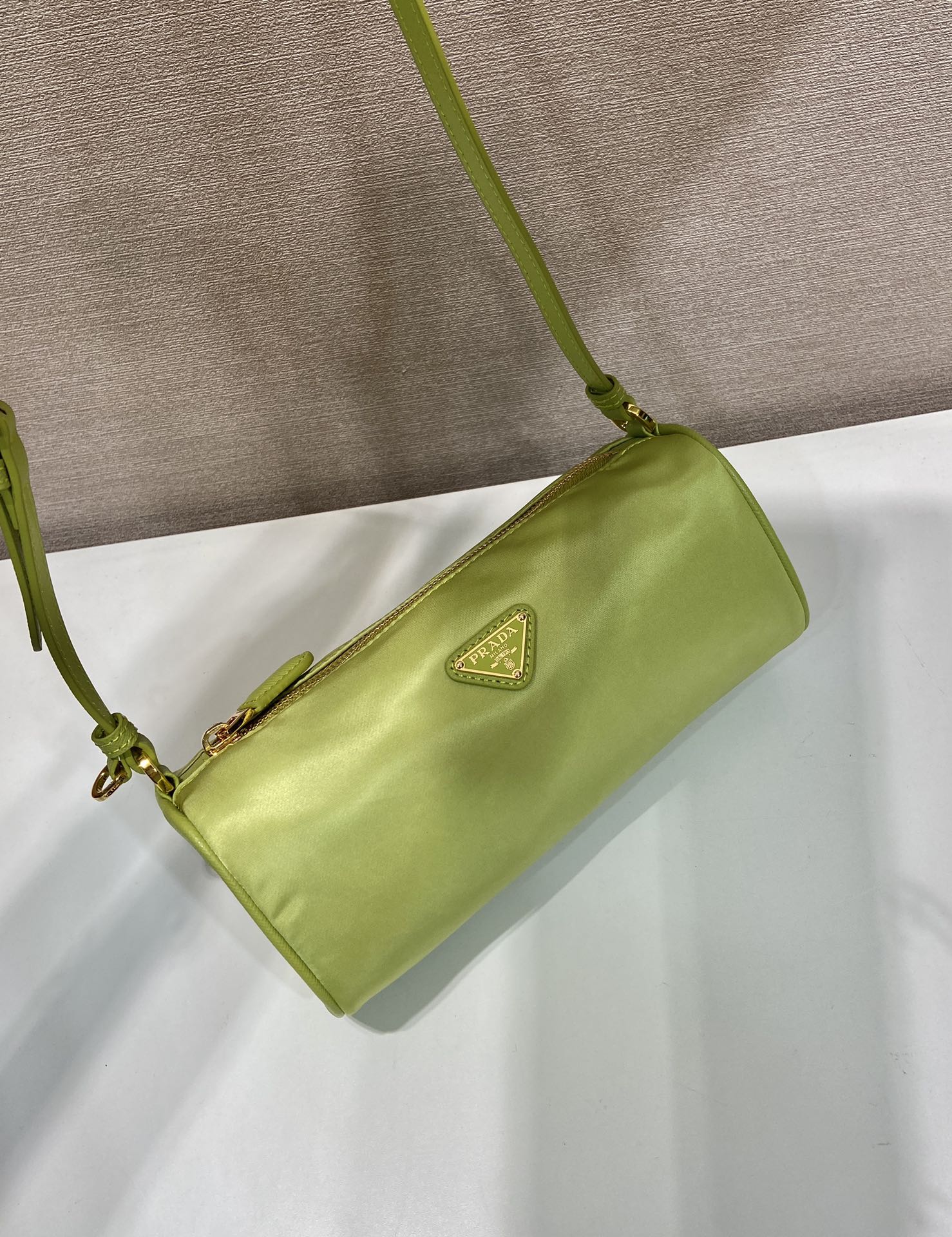 💰380🎉新款腋下包🎉1NE058🎉🎉
这款再生尼龙手拿包在精致设计中汇集P家经典元素，几何图案廓形简约利落。配以优雅纤细的皮革提手，饰以标志性的三角形图案。容量空间大。宝宝们，赶紧入手吧，又是一款永久不过时爆款👏👏
长22x高9x底7.5cm🎉🎉🎉👏👏👏

