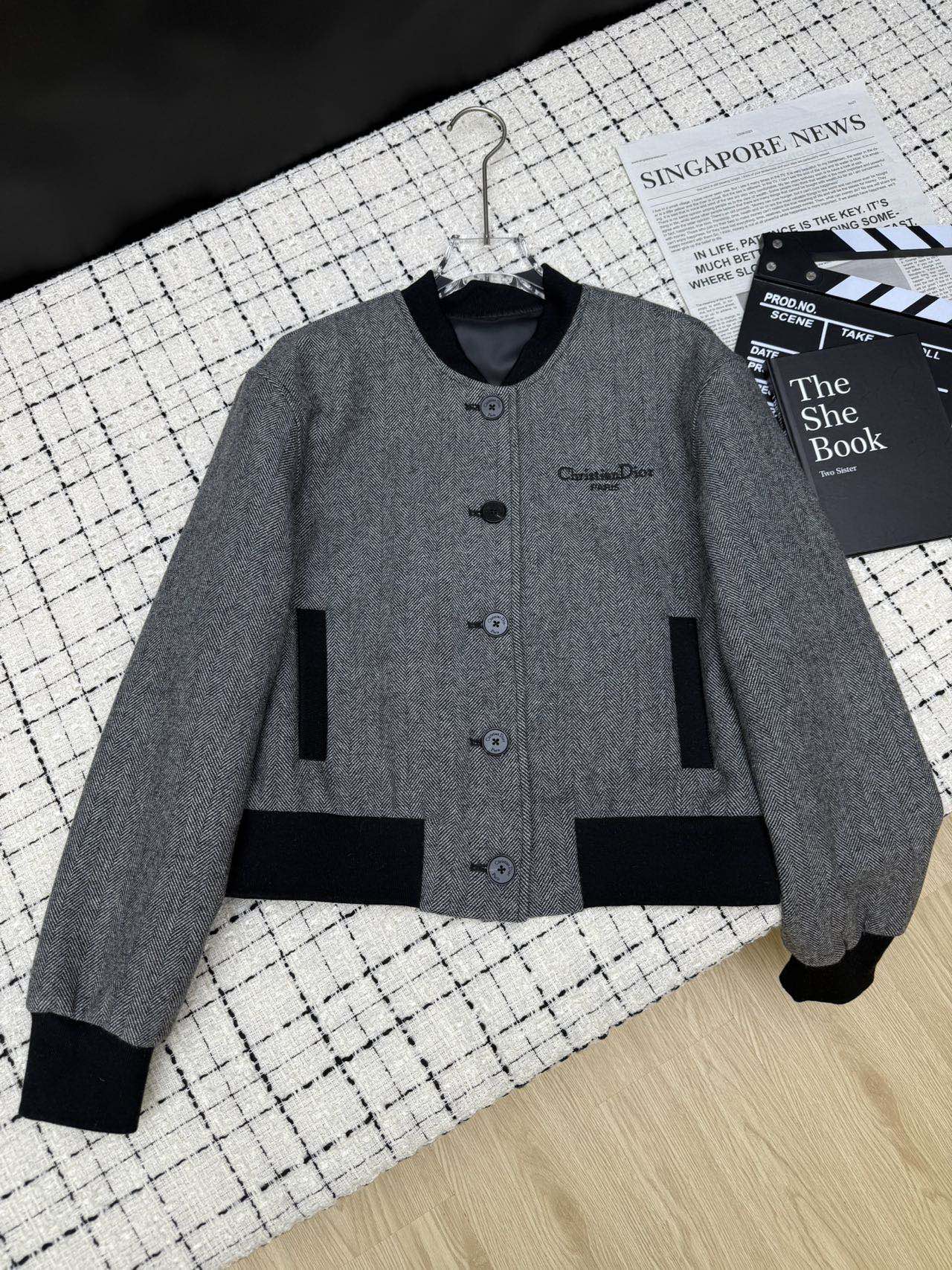 NO:566103,25 new products, classic twill baseball jersey, classic logo embroidered on the chest, simple and bright, casual and sassy flight jacket, short design is more playful and reduces age, it highlights the body proportions, looks taller and versatile, easy to match, made of wool fabric, two-color SML, jackets & coats, alexander wang1986090925新品 经典斜纹棒球服 胸前刺绣经典logo 简约有亮点 随性又飒气的飞行夹克 短款设计比较俏皮减龄 很凸显身材比例感 显高百搭 搭配起来不费劲 采用羊毛呢面料 两色SML,,jackets & coats,alexander wang,Women's clothing