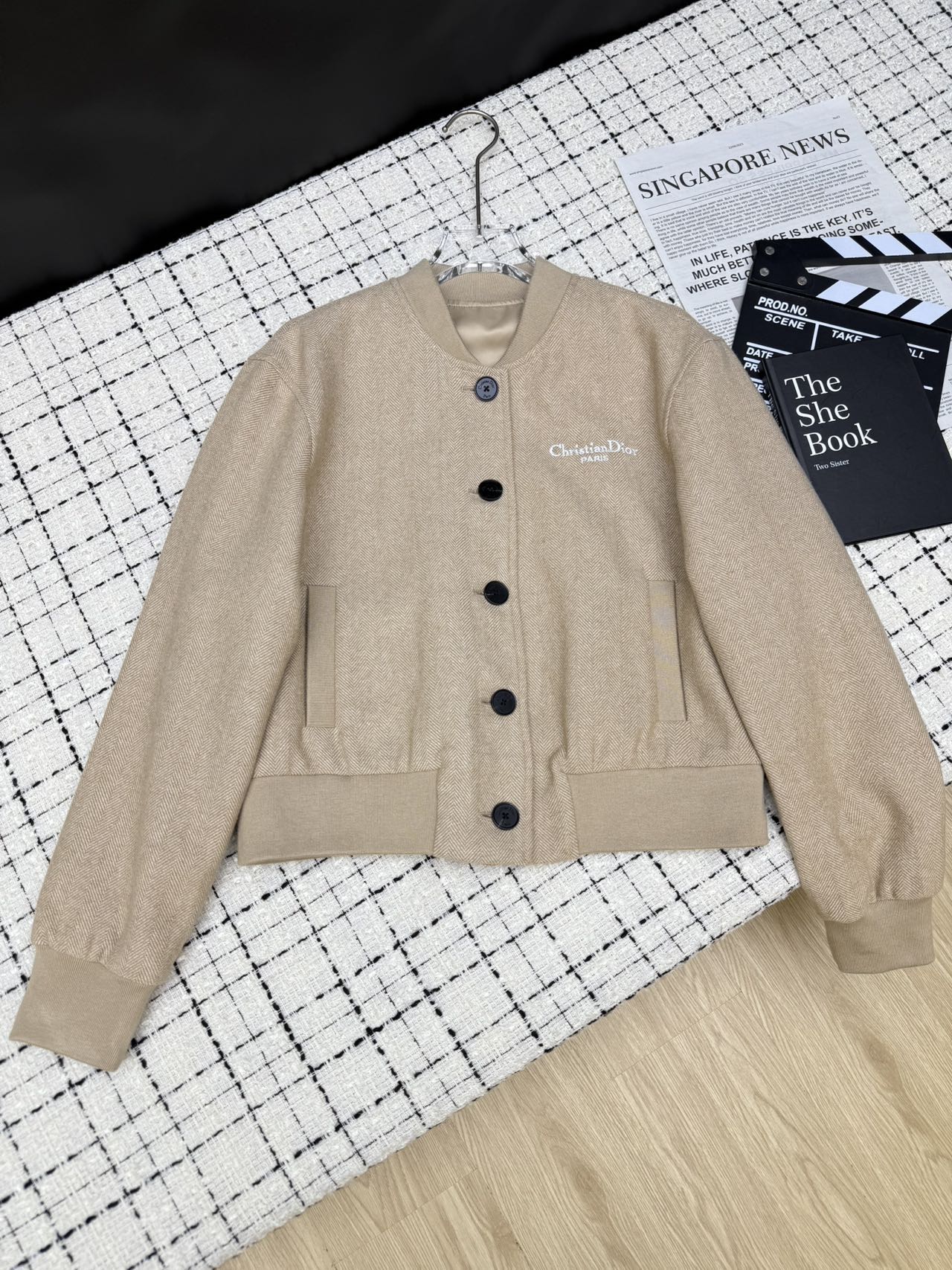 NO:566105,25 new products, classic twill baseball jersey, classic logo embroidered on the chest, simple and bright, casual and sassy flight jacket, short design is more playful and reduces age, it highlights the body proportions, looks taller and versatile, easy to match, made of wool fabric, two-color SML, jackets & coats, alexander wang1986090925新品 经典斜纹棒球服 胸前刺绣经典logo 简约有亮点 随性又飒气的飞行夹克 短款设计比较俏皮减龄 很凸显身材比例感 显高百搭 搭配起来不费劲 采用羊毛呢面料 两色SML,,jackets & coats,alexander wang,Women's clothing