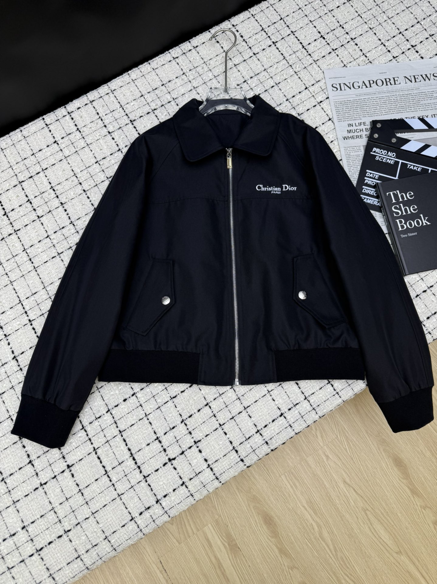 NO:566114,25 new products, retro and fashionable, classic logo embroidered jacket, fashionable old cadre style, the upper body is so beautiful, very retro and fashionable, it is very photogenic, a bit like a windbreaker design, the details are very beautiful, the version is not picky, small people can wear it with confidence, two-color SML,,jackets & coats,jackets & coats,alexander wang1986090925新品 复古时髦 经典logo刺绣夹克外套 时髦的老干部风格 上身太好看了 浓浓复古和时髦 拍照很出片 有点风衣的设计感 细节很好看 版型不挑人 小个子也放心穿 两色SML,,jackets & coats,jackets & coats,alexander wang,Women's clothing