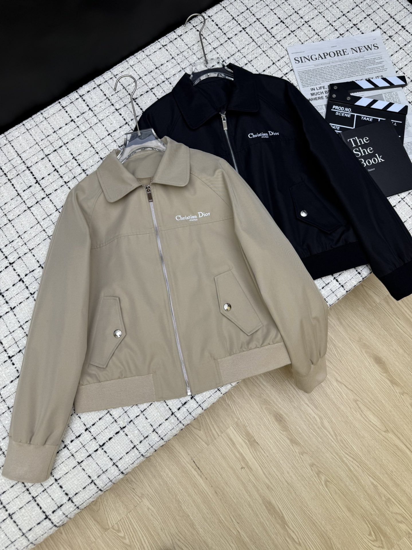 NO:566123,25 new products, retro and fashionable, classic logo embroidered jacket, fashionable old cadre style, the upper body is so beautiful, very retro and fashionable, it is very photogenic, a bit like a windbreaker design, the details are very beautiful, the version is not picky, small people can wear it with confidence, two-color SML,,jackets & coats,jackets & coats,alexander wang1986090925新品 复古时髦 经典logo刺绣夹克外套 时髦的老干部风格 上身太好看了 浓浓复古和时髦 拍照很出片 有点风衣的设计感 细节很好看 版型不挑人 小个子也放心穿 两色SML,,jackets & coats,jackets & coats,alexander wang,Women's clothing