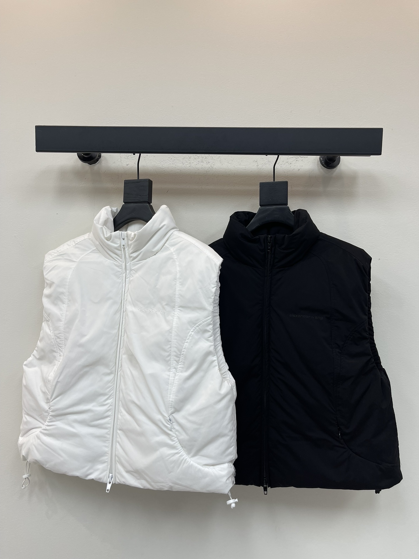 NO:567774,Comes with dust bag Alwxander  wan*25 new autumn and winter solid color clean-print bread jacket down vest. Customized YB windproof and waterproof nylon material, white duck down filling inside, the whole piece is light and warm, zipper pocket vest version, the elasticity is determined by the person. The outer contour line is embossed, outlining rich layers, fashionable and stylish, the iconic letter logo on the chest is used as decoration, running through the brand concept, integrating warmth and fashion, drawstring adjustable design, getting rid of the traditional bloated feeling, the first choice for autumn and winter layering. Filling material: white duck down  Filling standard: national standard 90 SML, down jacket, alexander wang19860909配防尘袋Alwxander wan*25秋冬新款纯色净版面包服羽绒马甲.定制YB防风防水尼龙材质,白鸭绒填充内里,整件轻盈保暖,拉链口袋马甲版型,松紧由人.外侧轮廓线压纹,勾勒丰富层次,时尚有型,胸前标志性字母徽标作为装饰,贯穿品牌理念,集保暖与时髦一体,抽绳可调节设计,摆脱传统臃肿感,秋冬叠穿首选.充绒物:白鸭绒 充绒标准:国标90 SML,,down jacket,alexander wang,Women's clothing