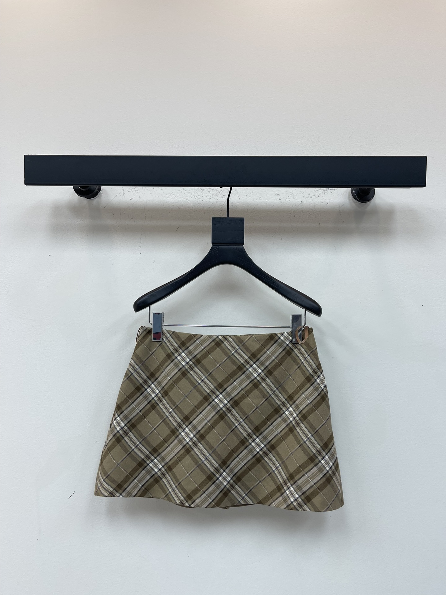 NO:569745,Burberr*25 new plaid high-waisted A-line culottes. It adopts plaid design and classic Scottish plaid elements, retro and versatile. Customized fabric, soft and comfortable, perfect for spring and summer. There are shorts lining inside to prevent exposure, high waist + A-line skirt, long legs and body modification, easy to control for daily commuting and leisure. It looks great with sweaters, shirts or T-shirts, with short boots or sneakers, you can switch between college style or casual style.  SML,,burberry,boots,sneakers,skirts,shorts,shirts,tees,t-shirt,alexander wang19860909Burberr*25新款格纹高腰A字短裙裤.采用格纹设计,经典苏格兰格纹元素,复古又百搭.定制面料,柔软舒适,春夏穿超合适 .内里有短裤内衬设计防走光,高腰＋A字裙摆,显腿长又修饰身形,日常通勤、休闲都能轻松驾驭.搭配针织衫、衬衫或T恤都很出彩,配短靴或运动鞋,学院风or休闲风随心切换 SML,,burberry,boots,sneakers,skirts,shorts,shirts,tees，t-shirt,alexander wang,Women's clothing