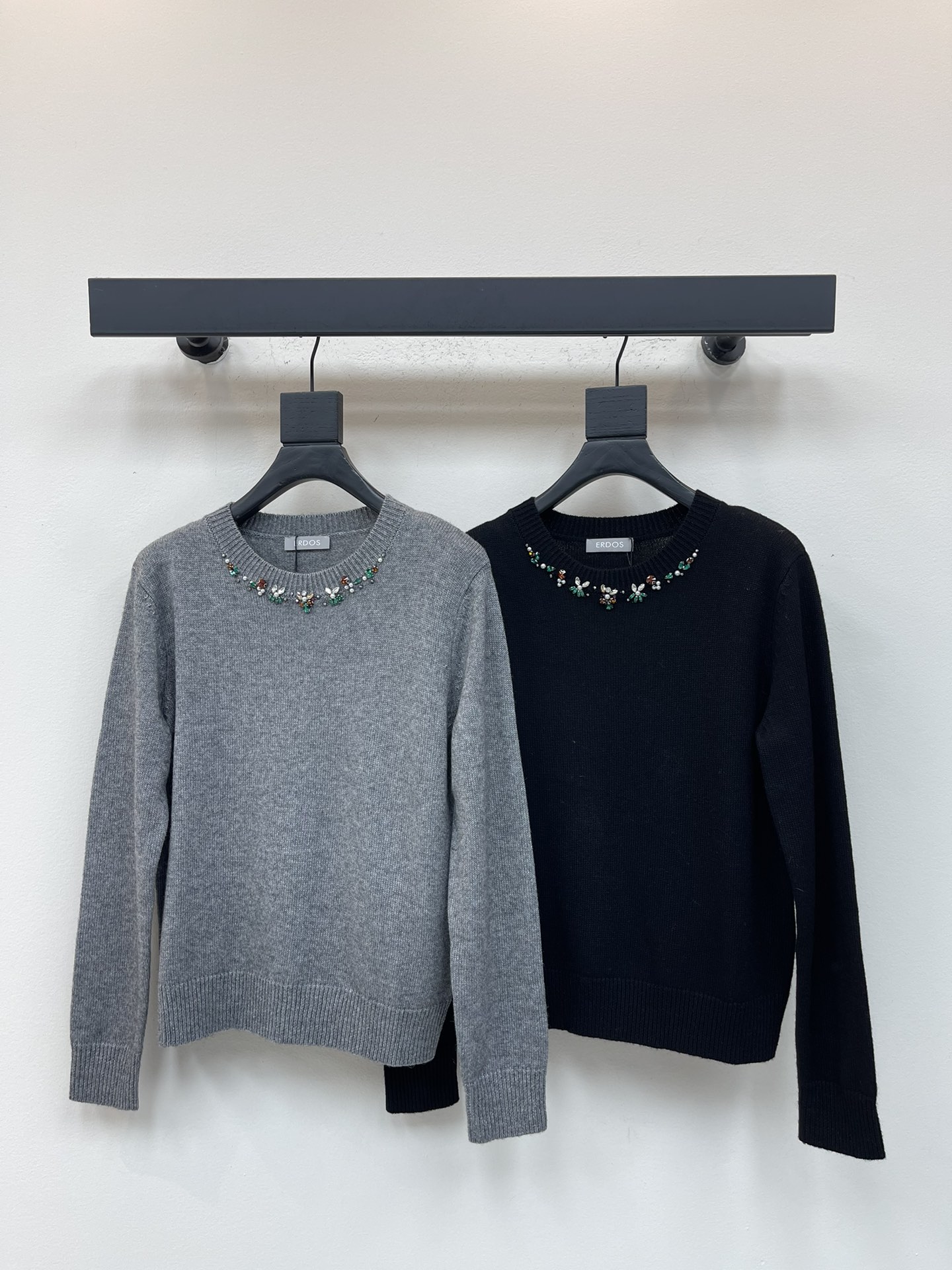 NO:569728,ERDOS*25 early autumn new style handmade diamond-embellished knitted long sleeves!  The exquisite cheating artifact, the 'universal exquisite style' in the autumn and winter wardrobe is here!  This handmade diamond-embellished sweater is a replica of the ERDOS official website, and the nobility is welded directly to the neckline. The fine knitted fabric is soft and close to the skin, and the basic slim fit is suitable for all kinds of body types. The black and gray two-color are the most versatile in autumn and winter - black looks slimming and noble, light gray is gentle and classy!  SML,,alexander wang19860909ERDOS*25早秋新款手工钻饰针织长袖！精致感作弊神器,秋冬衣橱里的“万能精致款”来啦！这件还原ERDOS官网的手工钻饰针织衫,直接把贵气焊在领口 细腻针织面料软乎乎贴肤,基础修身版型适配各种身材,黑灰双色都是秋冬百搭王——黑色显瘦显贵,浅灰温柔高级！SML,,alexander wang,Women's clothing