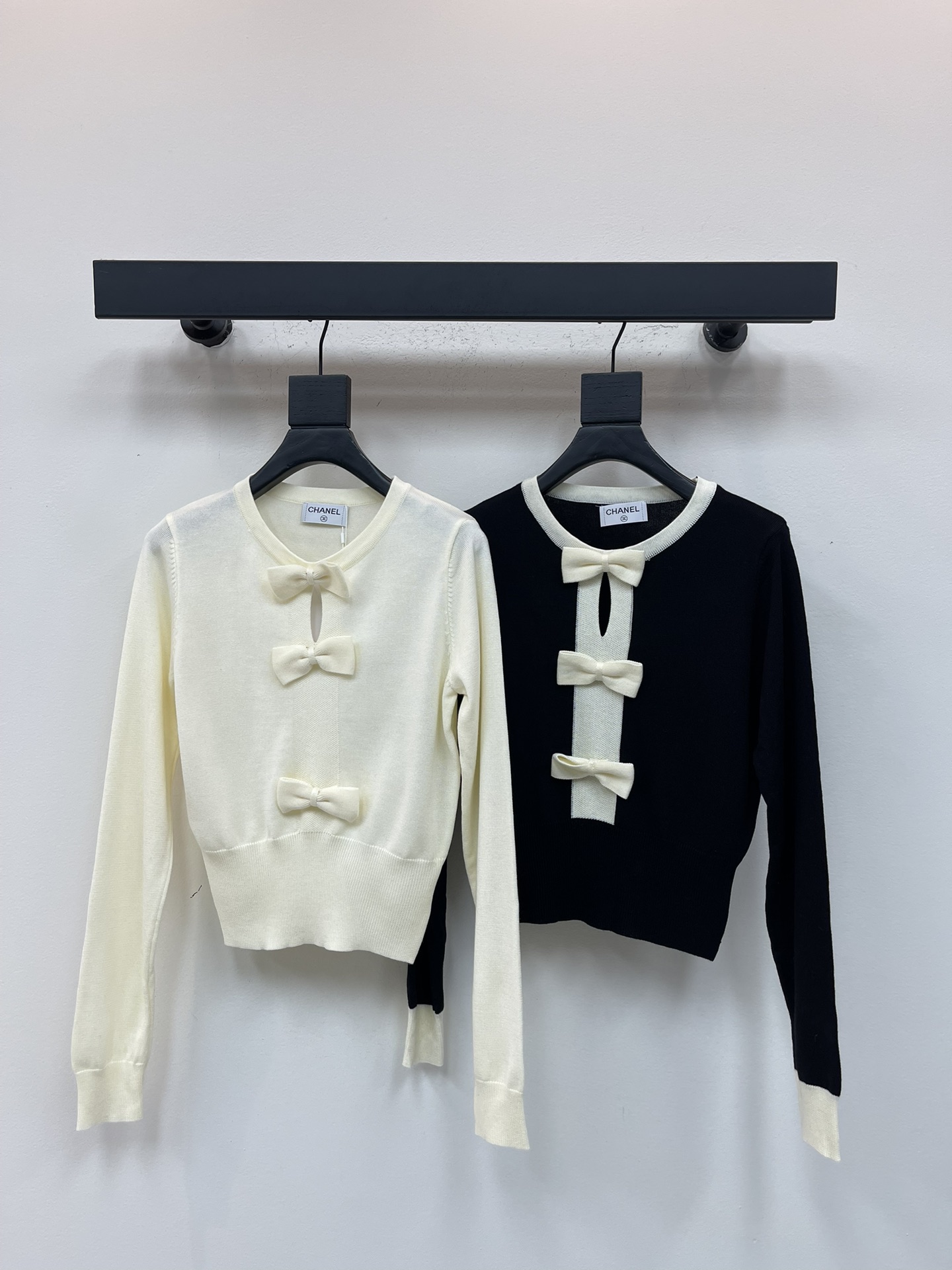 NO:569733,CHANE*25 new early autumn contrast color three-dimensional bow knitted long-sleeved sweater!  Customized wool blend yarn weaving, comfortable to wear, soft and delicate, round neck knitted sweater style, whole-body threaded elastic binding, ready-to-wear fine and dense texture crochet, showing temperament and retro style, adding Korean gentle literary atmosphere to the upper body!  SML,,chanel,sweaters,alexander wang19860909CHANE*25早秋新款撞色立体蝴蝶结针织长袖毛衣！定制羊毛混纺纱线织造 穿搭舒适 柔软细腻 圆领针织毛衣版型 通体螺纹弹力包边 成衣细腻密实肌理钩织 展现气质复古风格 上身增添韩式温柔文艺气息！SML,,chanel,sweaters,alexander wang,Women's clothing