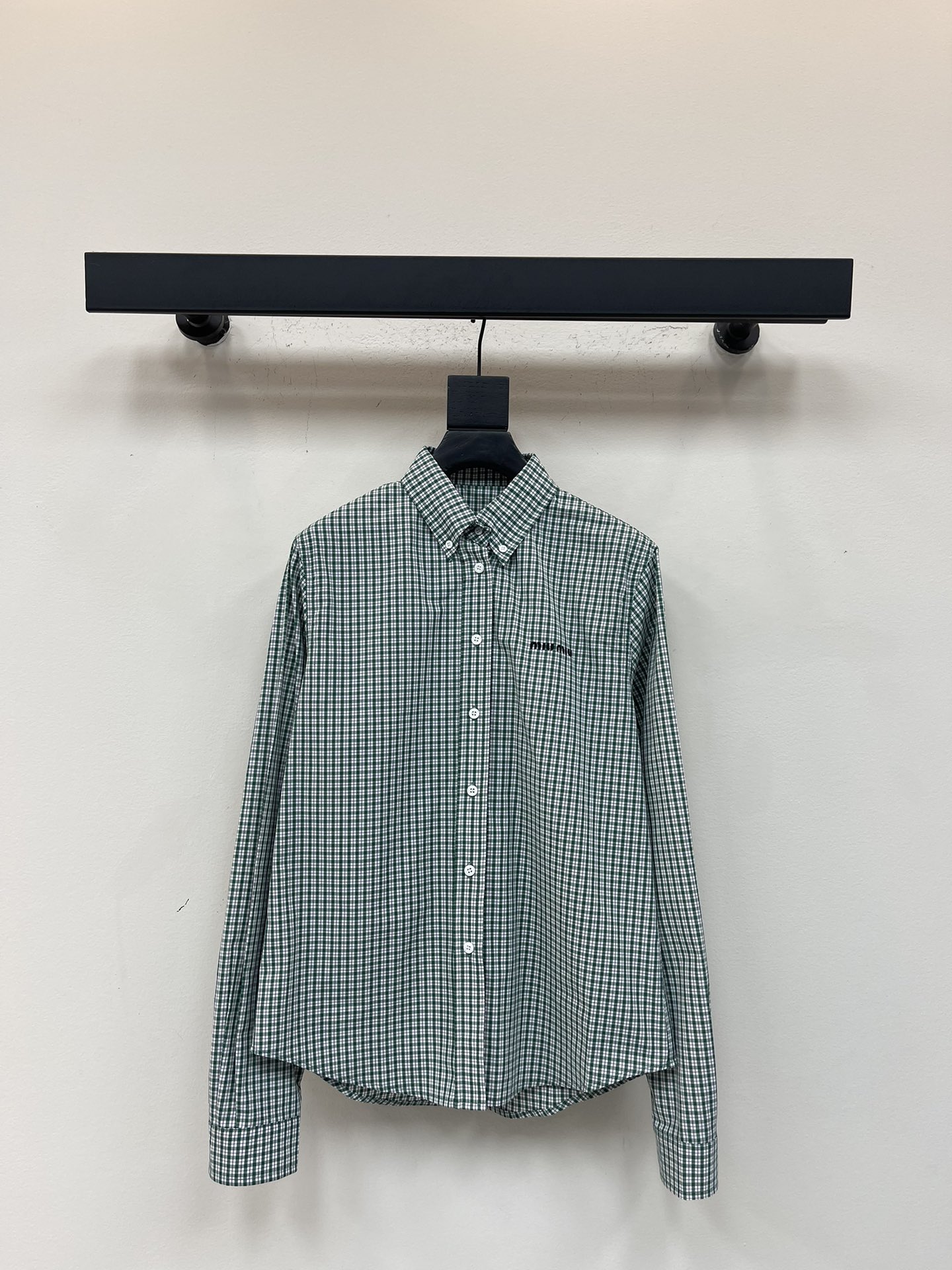 NO:569741,*25 new early autumn green plaid long shirt. This green plaid long shirt is made of pure cotton fabric and washed plaid three-dimensional tailoring. The accent is really chic. I fell in love with it at first sight. The contrasting letter logo embroidery design on the chest adds a sense of layering. The dropped shoulder design modifies the shoulder line and is full of laziness. It can be worn inside or layered. It looks slim and classic. It has a sense of atmosphere in any photo!  SML,,shirts,alexander wang19860909*25早秋新款绿色格子长款衬衫.此款绿色格子长款衬衫采用纯棉面料加上水洗格子立体剪裁完成,腔调之神真的好chic,一眼就爱上,胸前撞色字母logo刺绣设计,增加层次感,落肩的设计,修饰肩部线条,慵懒感十足,内搭或者叠穿,显瘦又经典,随便一拍都很有氛围感！SML,,shirts,alexander wang,Women's clothing