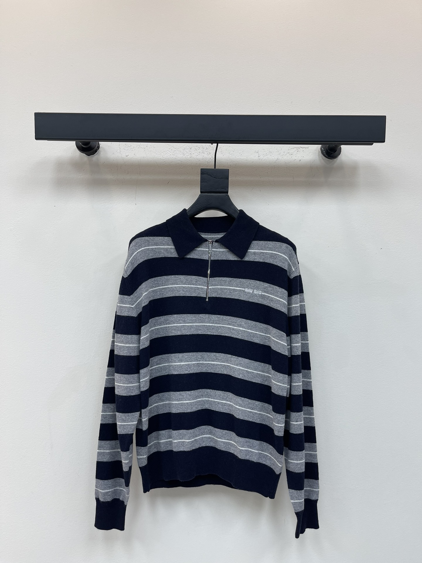 NO:567745,*25 new autumn and winter knitted striped half-zip knitted top. The Argyle pattern adds a light graphic feel to the exquisite craftsmanship of this wool half-zip knitted Polo shirt. The stripes and contrasting colors fill the autumn and winter atmosphere. It can be worn as an inner layer to highlight the product features. The loose fit is the same for men and women. SML,, alexander wang19860909*25秋冬新款针织条纹半拉链针织上衣.Argyle图案为这款羊毛半拉链针织Polo衫的精致工艺增添轻盈的图形感,条纹撞色秋冬氛围感拉满,可作内搭叠穿彰显品特征,宽松版型男女同款.SML,,alexander wang,Women's clothing