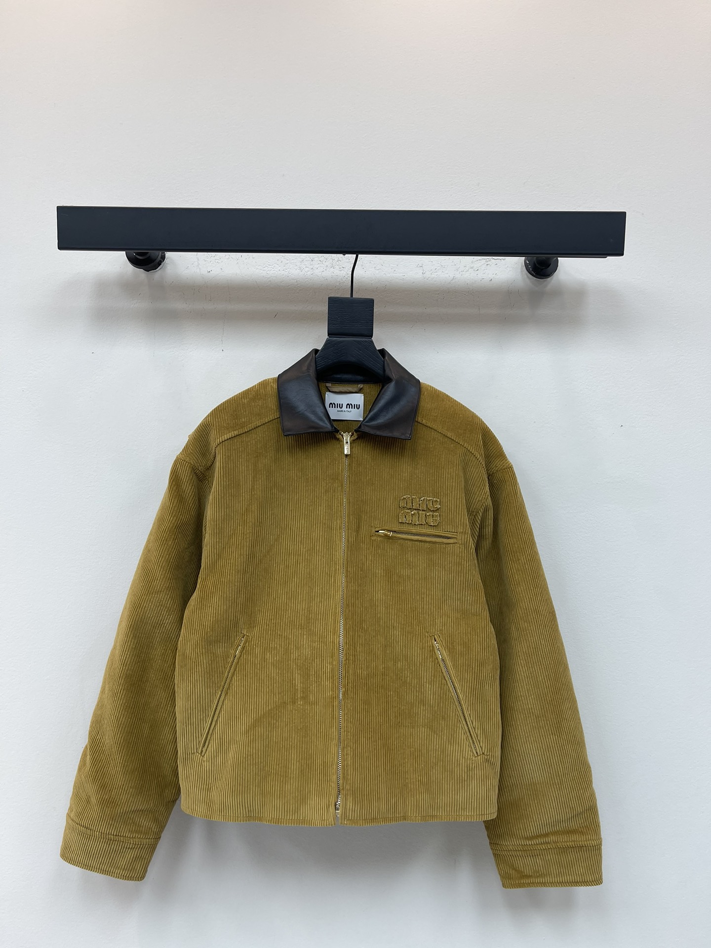 NO:567740,*25 new autumn and winter corduroy jacket. Retro corduroy, warm brown color, dark splicing on the lapel, super textured. The unique corduroy texture enhances the silhouette of this short jacket, giving it a refined character. Lightweight padding and contrasting leather collar highlight its bold versatility, padding, button cuffs, zipper closure, double welt pockets with zippers, embroidered logo on the chest. SML,,jackets & coats,jackets &  coats,alexander wang19860909*25秋冬新款灯芯绒夹克外套.复古灯芯绒,棕黄色很温暖,翻领是深色拼接,超有质感.独特的灯芯绒质感提升了这款短夹克的廓形,赋予其精致的特性.轻盈的填充物和撞色皮革领口突显其大胆的多功能性,填充棉絮,钮扣式袖口,拉链扣合,双嵌线袋配拉链,胸前刺绣徽标.SML,,jackets & coats,jackets & coats,alexander wang,Women's clothing