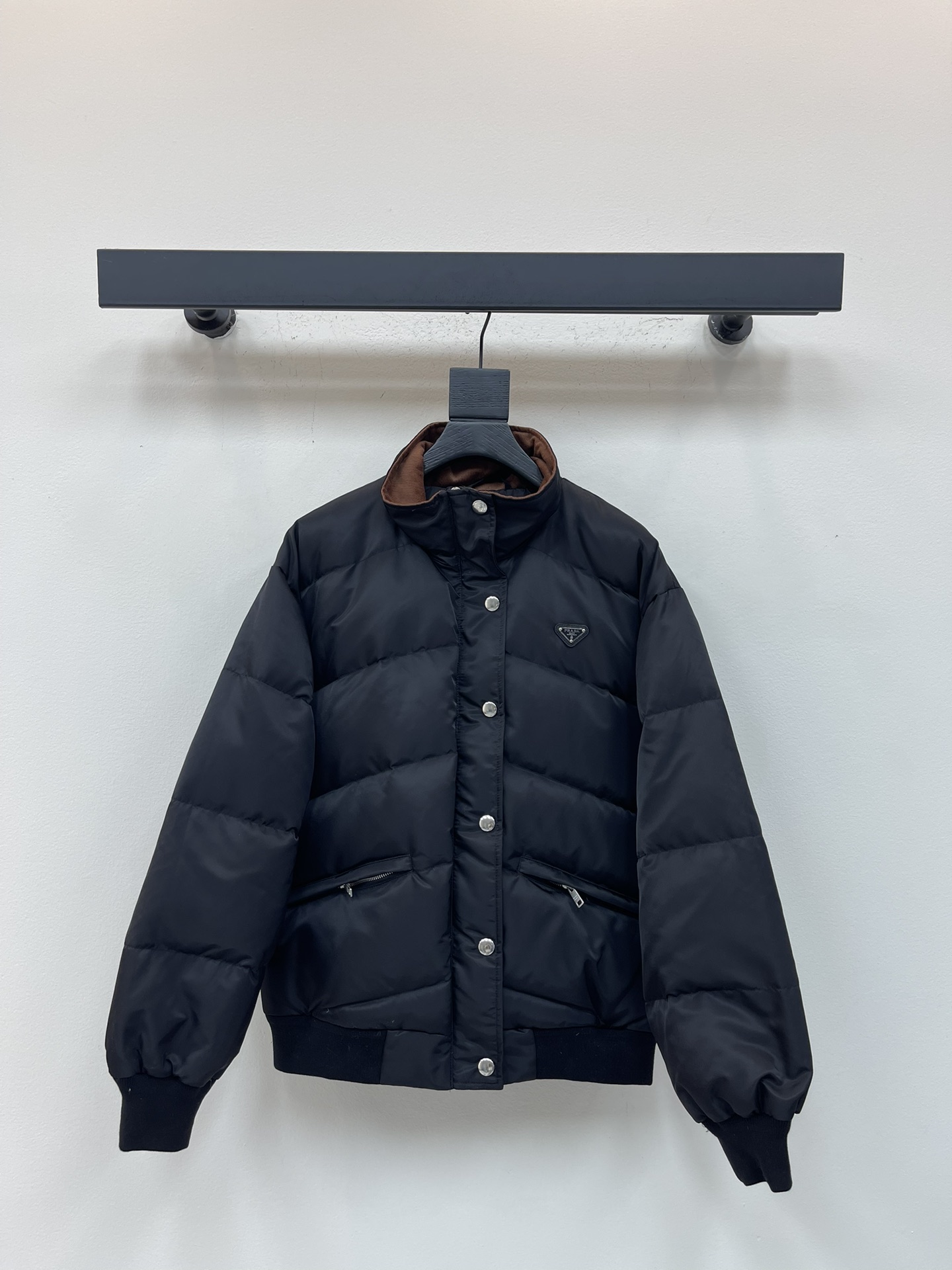 NO:567735,Comes with dust bag Prad*25 new autumn and winter stand-up collar down jacket. Customized YB windproof and waterproof nylon material, white goose down filling lining, the whole piece is light and warm, hidden zipper large-capacity pocket version, threaded elastic for more warmth, rectangular  The grid embossing is divided diagonally to present a stand-up collar design to protect against wind and cold. The iconic triangular metal mark on the chest is used as decoration, which runs through the brand concept, integrating warmth and fashion, getting rid of the traditional bloated feeling, and is the first choice for layering in autumn and winter. Filling standard: National standard 90 velvet  Filling: white goose down SML, prada, jackets & coats, down jacket, alexander wang19860909配防尘袋Prad*25秋冬新款立领羽绒外套.定制YB防风防水尼龙材质,白鹅绒填充内里,整件轻盈保暖,隐藏式拉链大容量口袋版型,螺纹弹力松紧更保暖,长方格压纹以斜分方式呈现立领设计防风御寒,胸前标志性三角金属标作为装饰,贯穿品牌理念,集保暖与时髦一体,摆脱传统臃肿感,秋冬叠穿首选.充绒标准:国标90绒 充绒物:白鹅绒 SML,,prada,jackets & coats,down jacket,alexander wang,Women's clothing