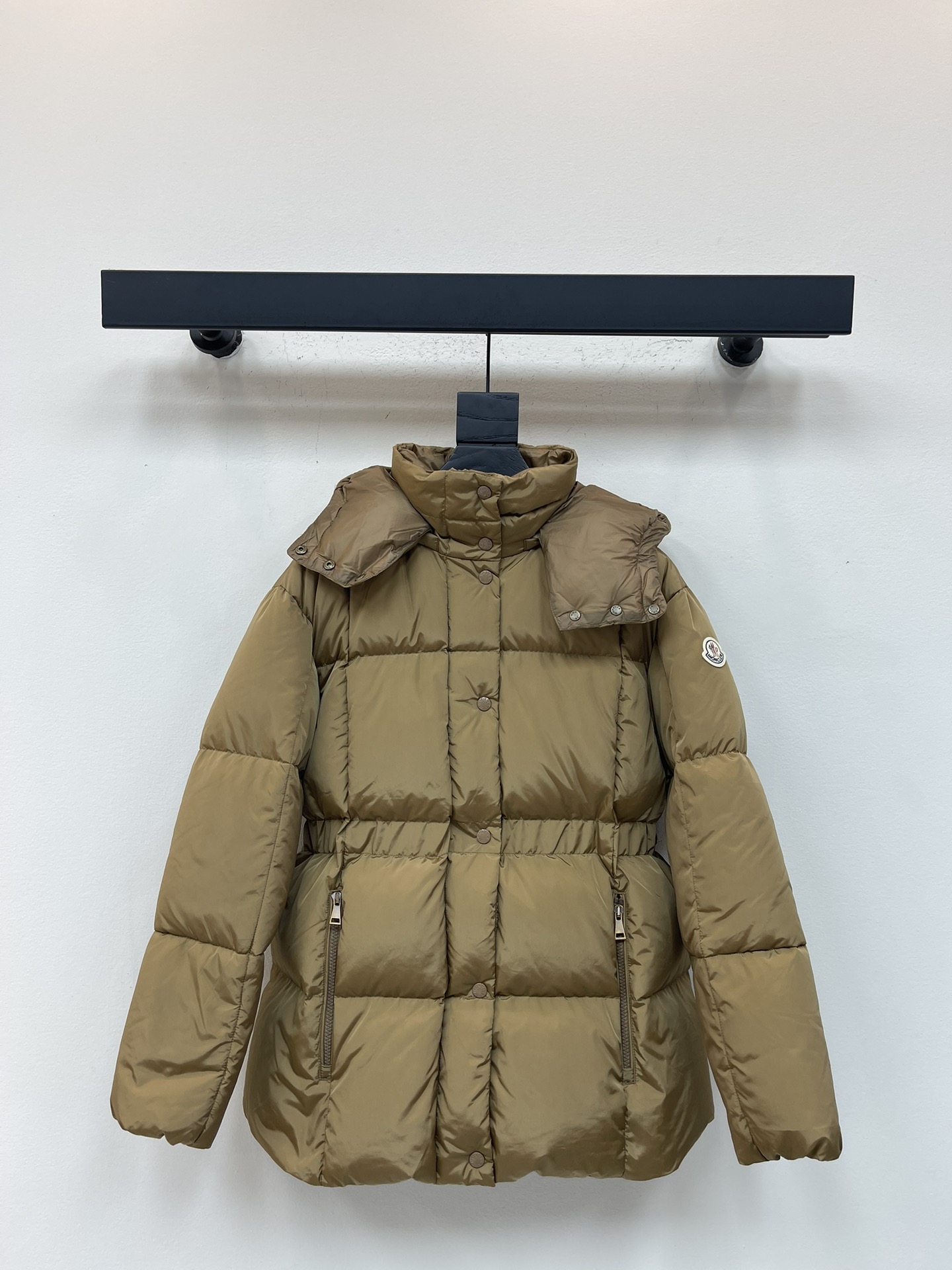 NO:570636,Equipped with dust bag, Moncle* new autumn and winter 25 Agneux waisted black gold hooded casual down jacket!  The bread suit is perfect for fashion. The hood is detachable!  Imported machine-pressed thread technology, the waist-cut version reduces age and makes you look slimmer. Casual matching is super fashionable!  National standard 90 white goose down filling!  Lightweight, warm and comfortable!  Same style for men and women!  Color Khaki/Black Size 0.1.2.3,,Moncler,jackets & coats,down jacket,hats,alexander wang19860909配防尘袋Moncle*蒙口25秋冬新品Agneux收腰黑金连帽休闲羽绒服外套！面包服时髦度满分.连帽可拆卸！进口机压线格工艺,收腰版型减龄又显瘦 随性搭配超时髦！国标90白鹅绒填充！轻盈保暖又舒适！男女同款！ 颜色卡其/黑色 码数0.1.2.3,,Moncler,jackets & coats,down jacket,hats,alexander wang,Women's clothing